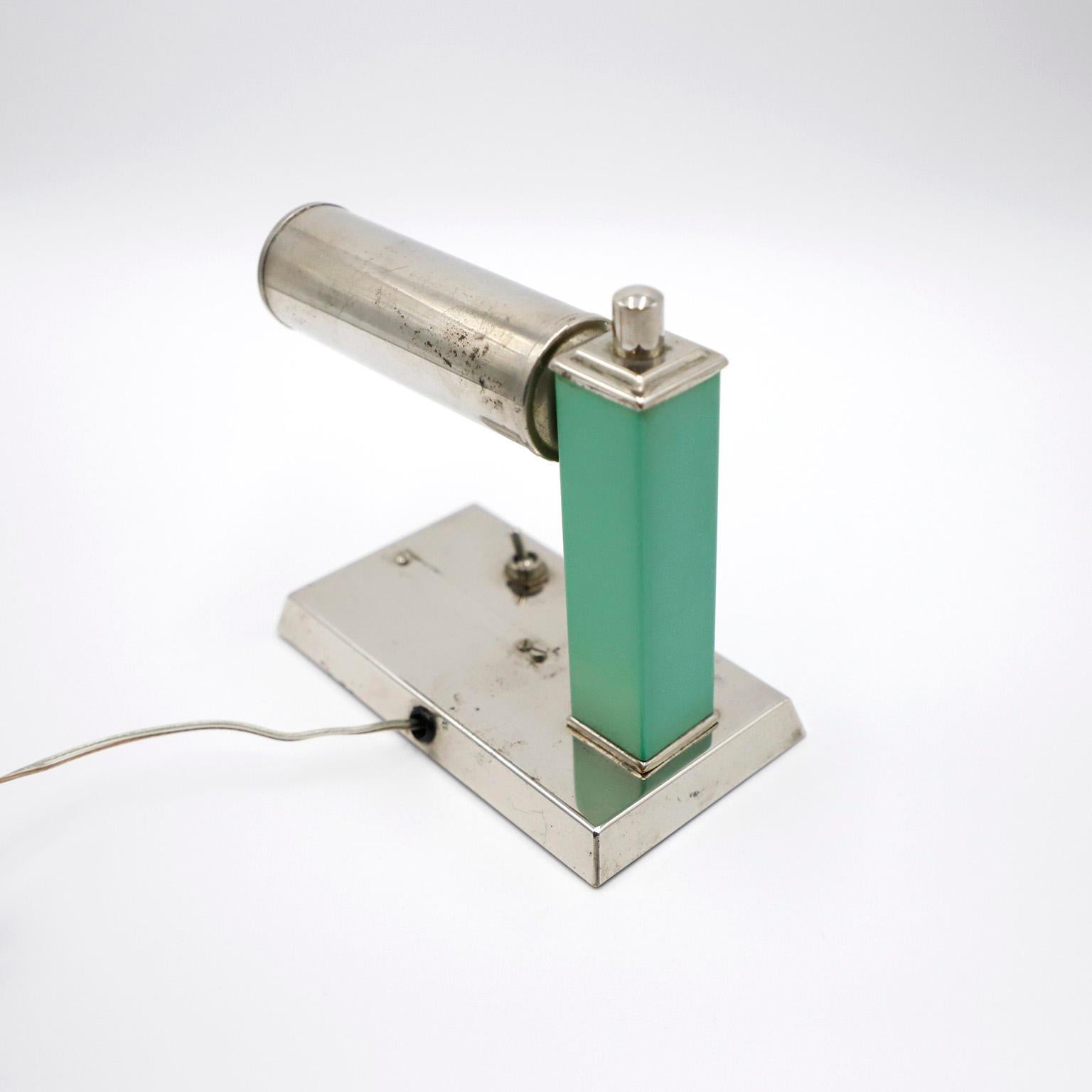 Circa années 40. Nous proposons cette lampe Rare lampe de lecture Art Deco. Très bon état et couleur vintage. Travail à la perfection et belle patine.
