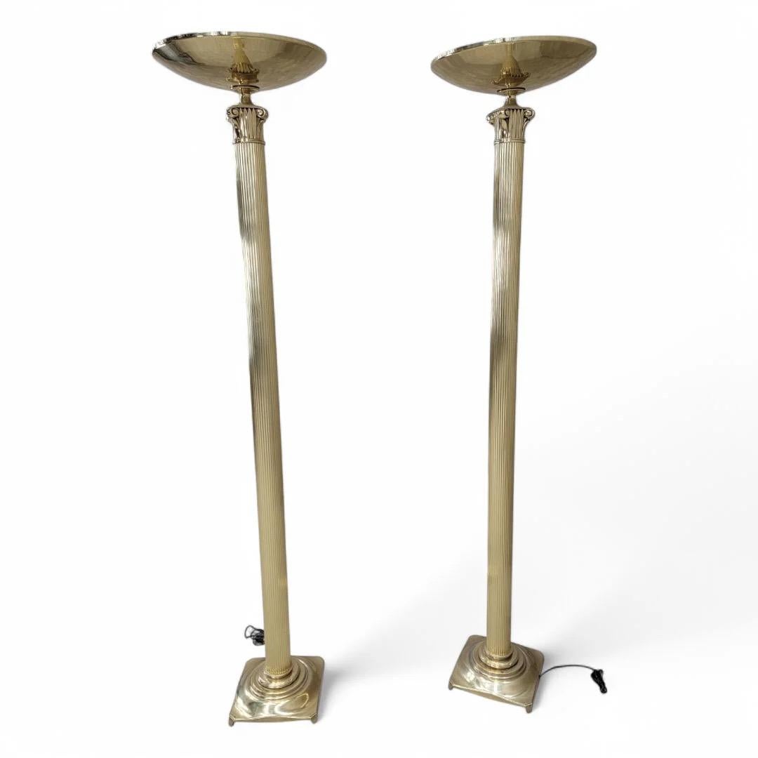 Paire de lampadaires torchères corinthiennes à colonne en laiton Art Déco Rembrandt 

Élevez votre décoration intérieure avec cette paire de lampadaires torchères art déco originaux, dont la colonne nervurée mène à un éclairage parabolique.  Idéales