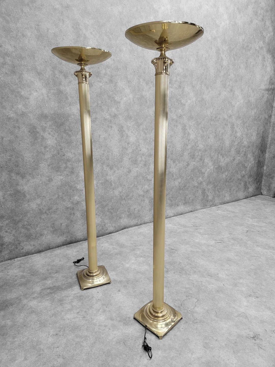 Inconnu Paire de lampadaires torchères corinthiennes à colonne en laiton Art Déco Rembrandt en vente
