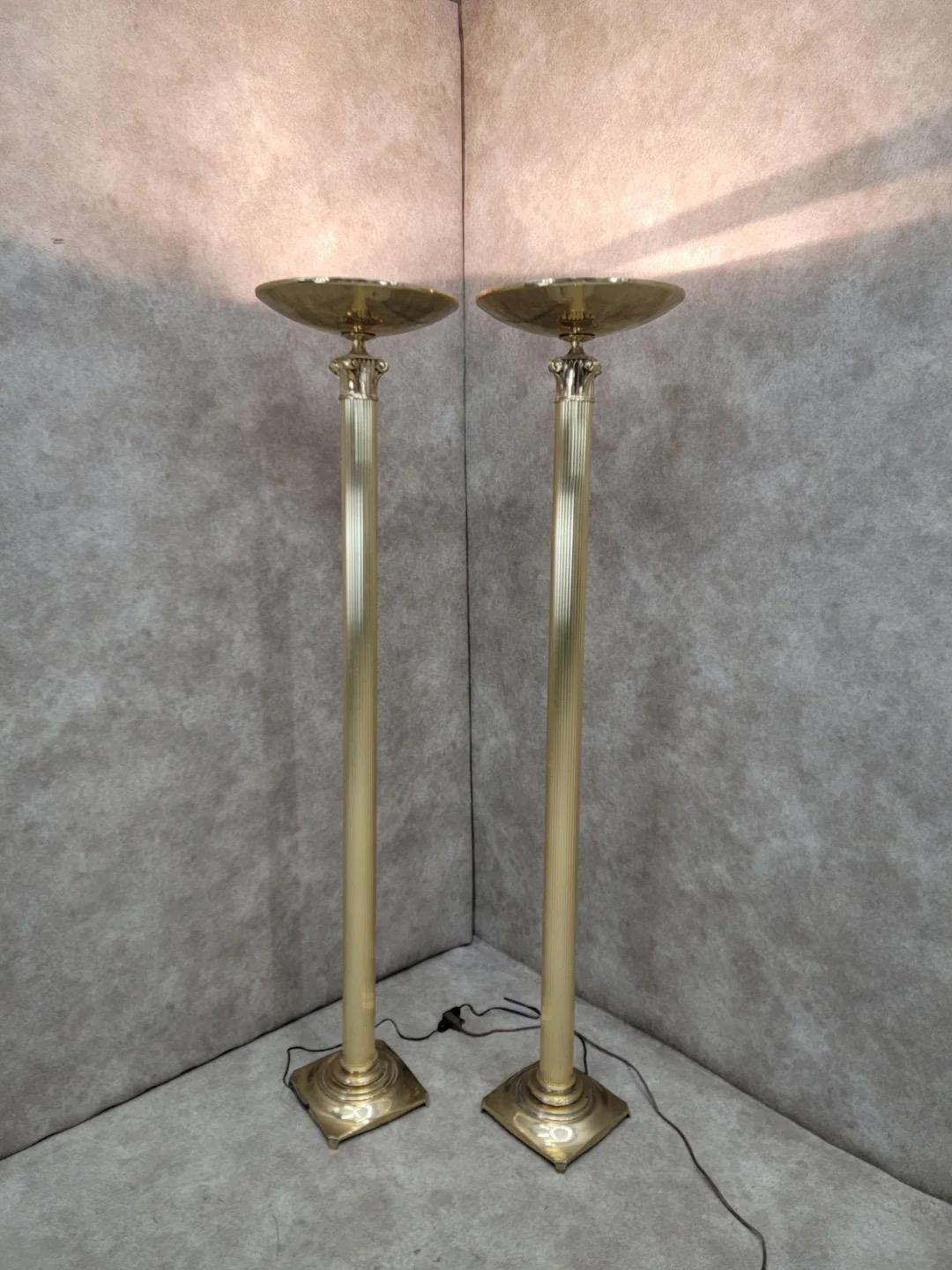 20ième siècle Paire de lampadaires torchères corinthiennes à colonne en laiton Art Déco Rembrandt en vente