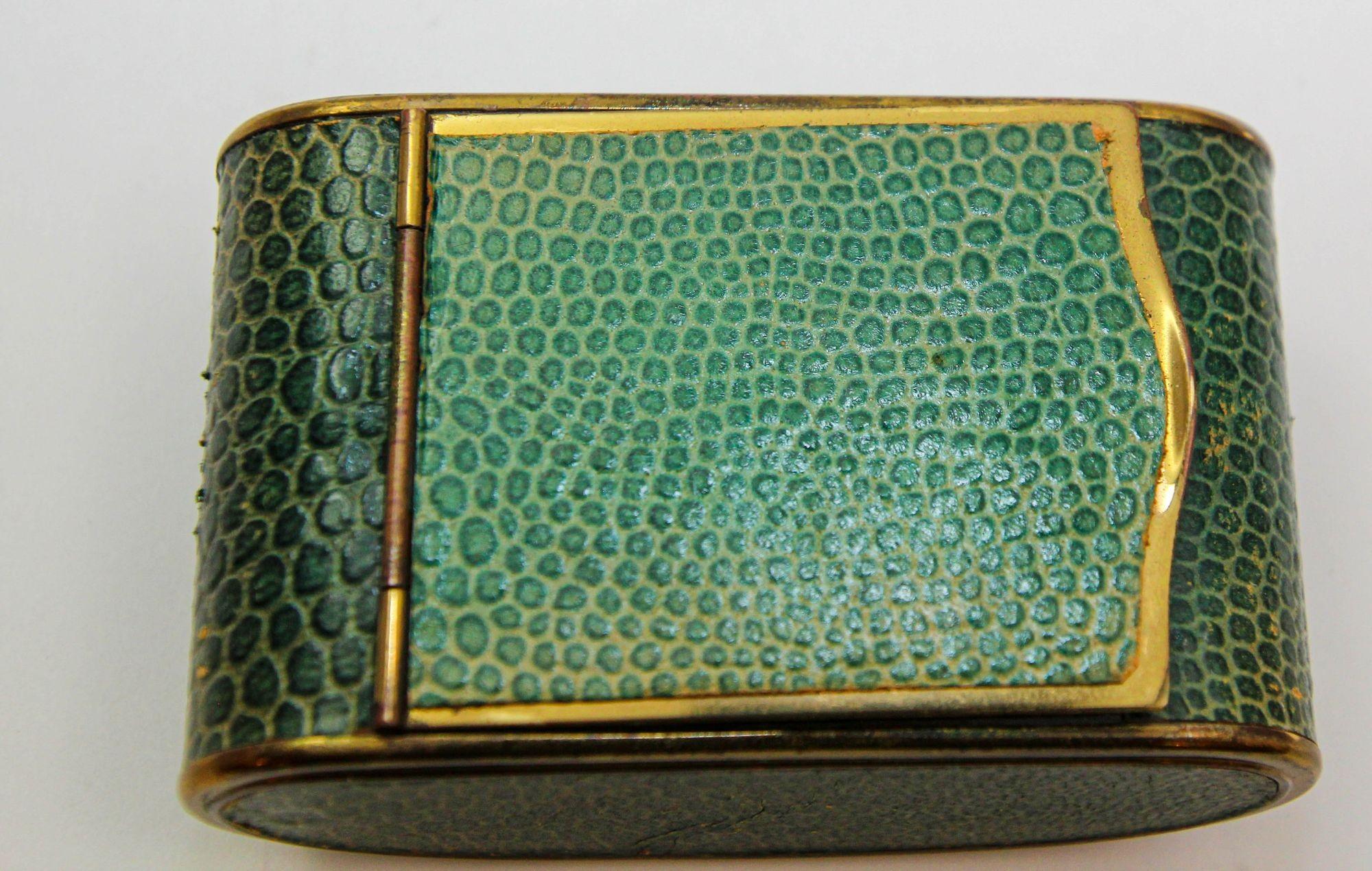 Rensie Art Deco desk clock brass and emerald green snakeskin shagreen pattern.
Circa 1930s 40s.
A very unusual and rare precious shagreen leather small desk travel clock.
Shagreen Leather Travel Mechanical Alarm Clock.
A beautiful and functional