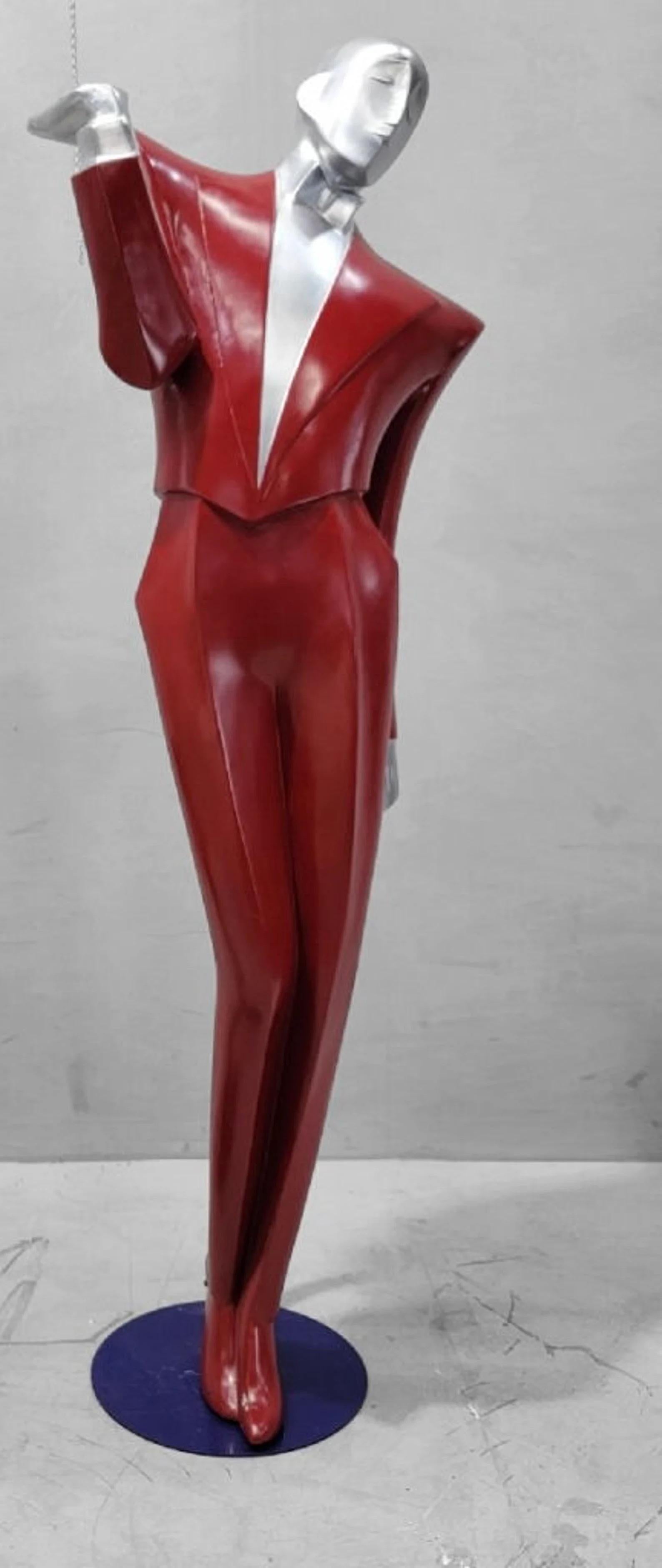 Raro maniquí LeGarcon de cromo y resina de estilo Art Déco inglés de Lindsey Balkweill

Este raro maniquí inglés Art Decó Revival de plata y rojo fue creado en la década de 1970 por la escultora y ceramista Lindsey Balkweill.

Este diseño icónico se