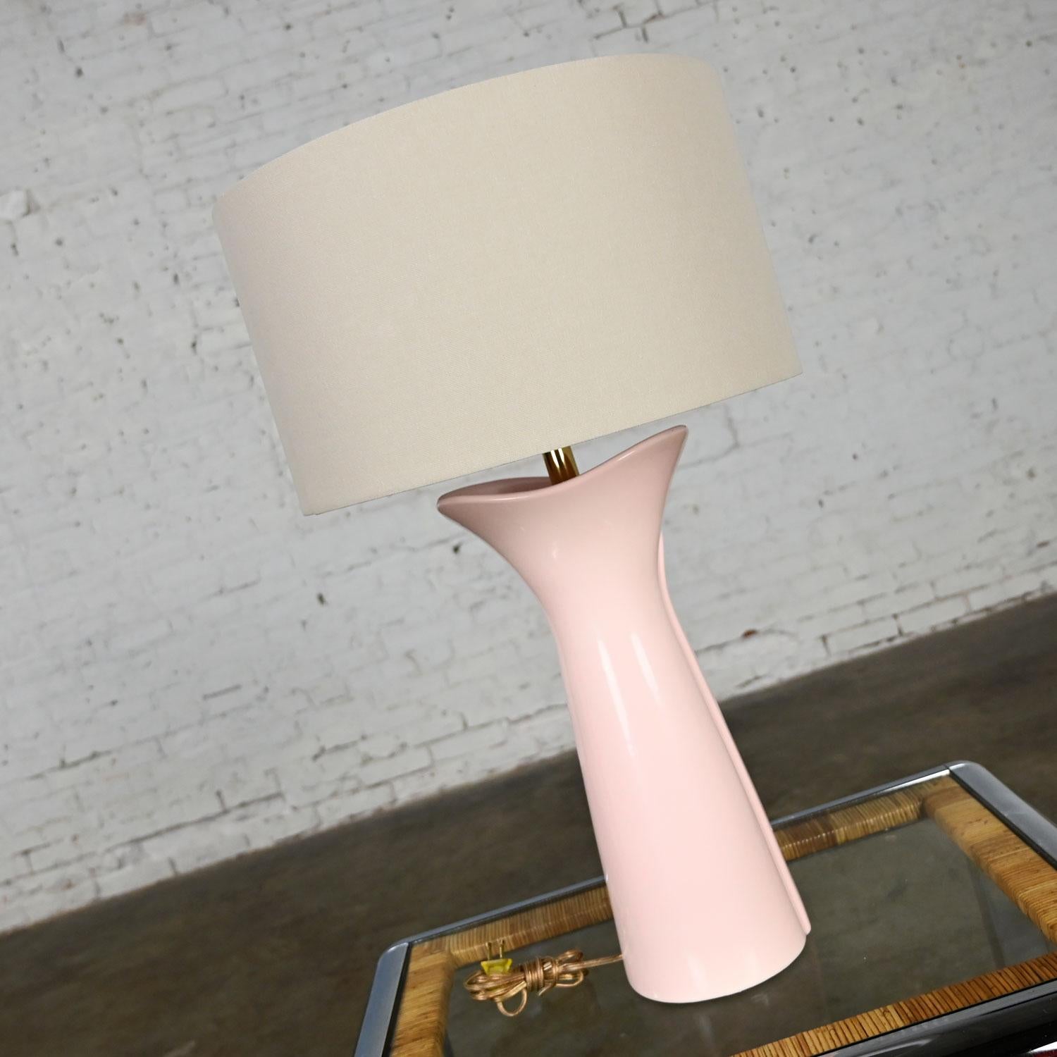 Vintage Art Deco Revival & Hollywood Regency Pink Lily-Like Modern Table Lamp In Good Condition In Topeka, KS