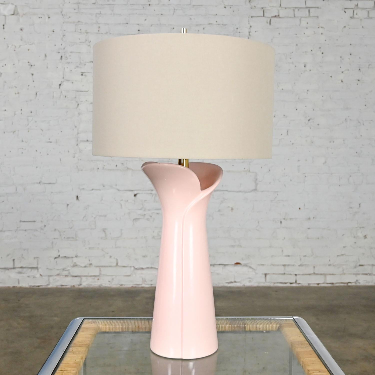 20th Century Vintage Art Deco Revival & Hollywood Regency Pink Lily-Like Modern Table Lamp