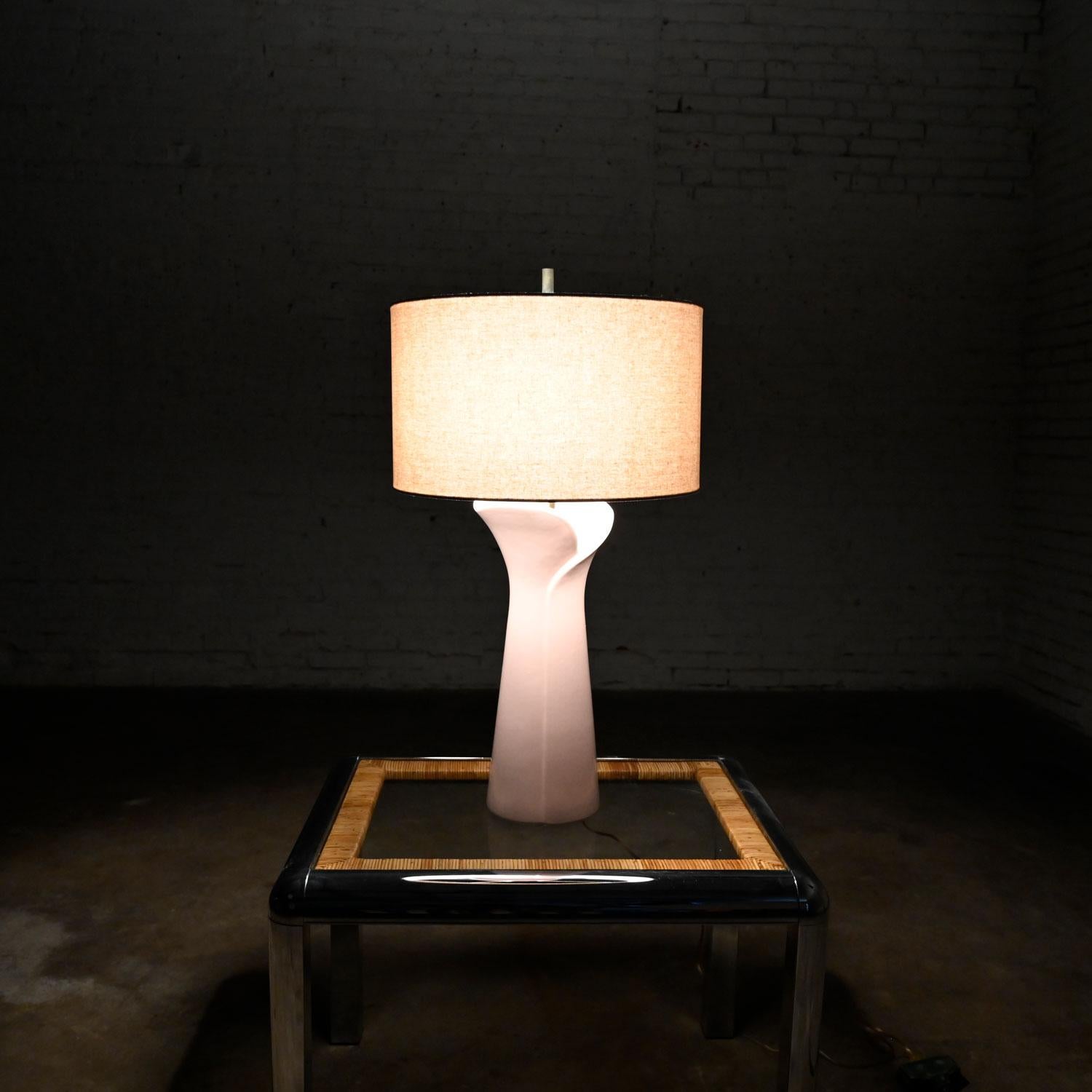 Metal Vintage Art Deco Revival & Hollywood Regency Pink Lily-Like Modern Table Lamp