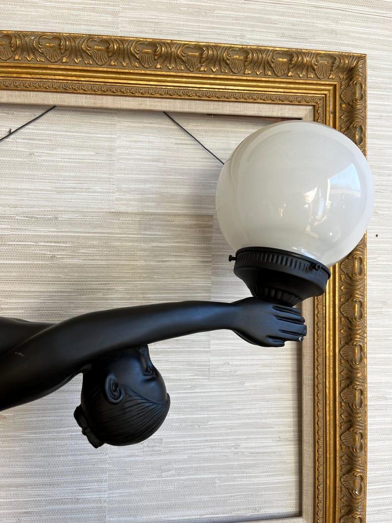 Lampada a globo d'epoca in stile Art Deco Revival con donna nuda che si stiracchia - Le Verrier Style In condizioni buone in vendita a Portsmouth, VA