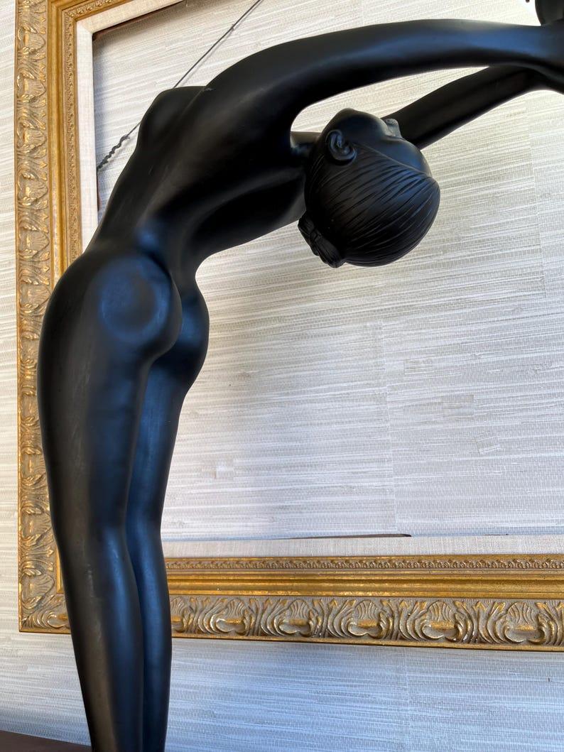 Resina Lampada a globo d'epoca in stile Art Deco Revival con donna nuda che si stiracchia - Le Verrier Style in vendita