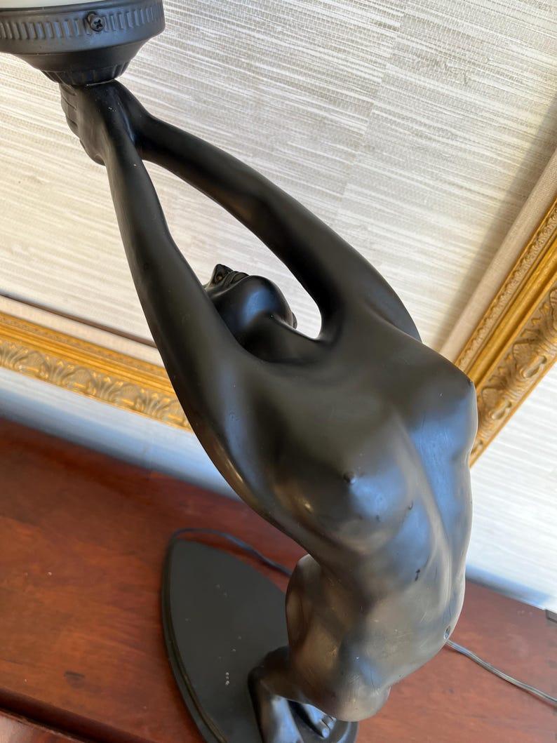 Lampada a globo d'epoca in stile Art Deco Revival con donna nuda che si stiracchia - Le Verrier Style in vendita 1