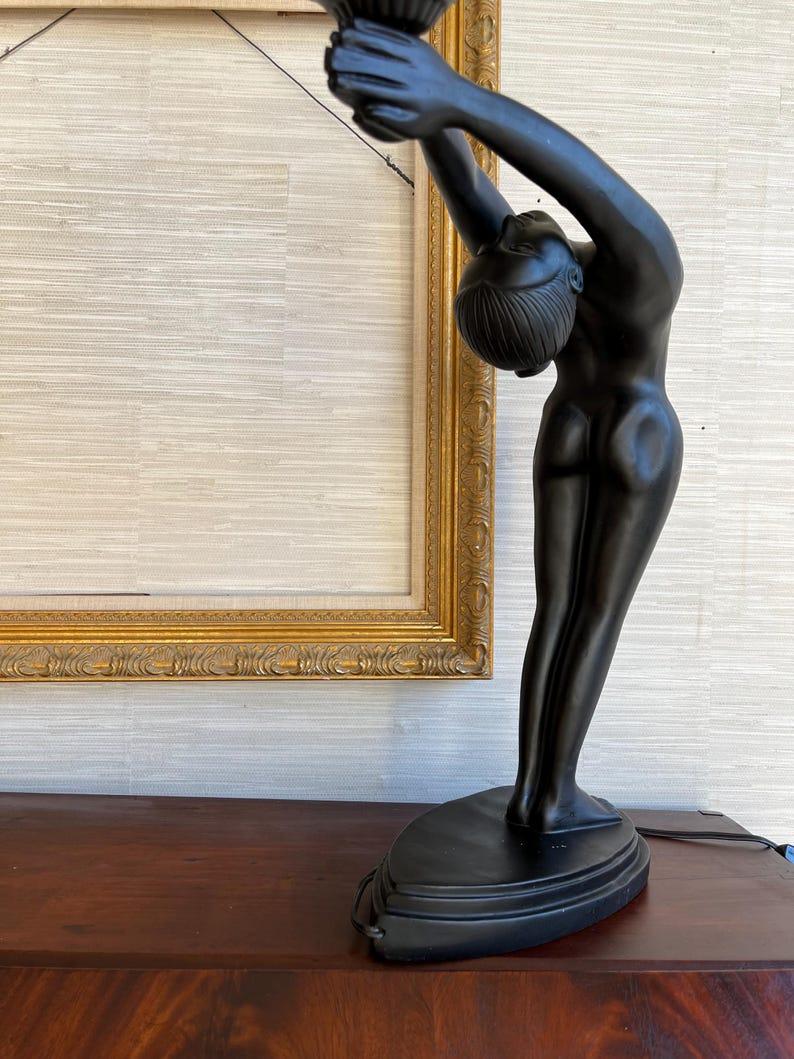 Lampada a globo d'epoca in stile Art Deco Revival con donna nuda che si stiracchia - Le Verrier Style in vendita 3