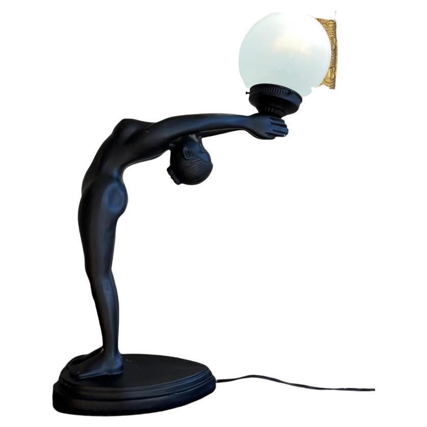Vintage Art Deco Revival Nackte Frau streckt Globus Lampe - Le Verrier Style