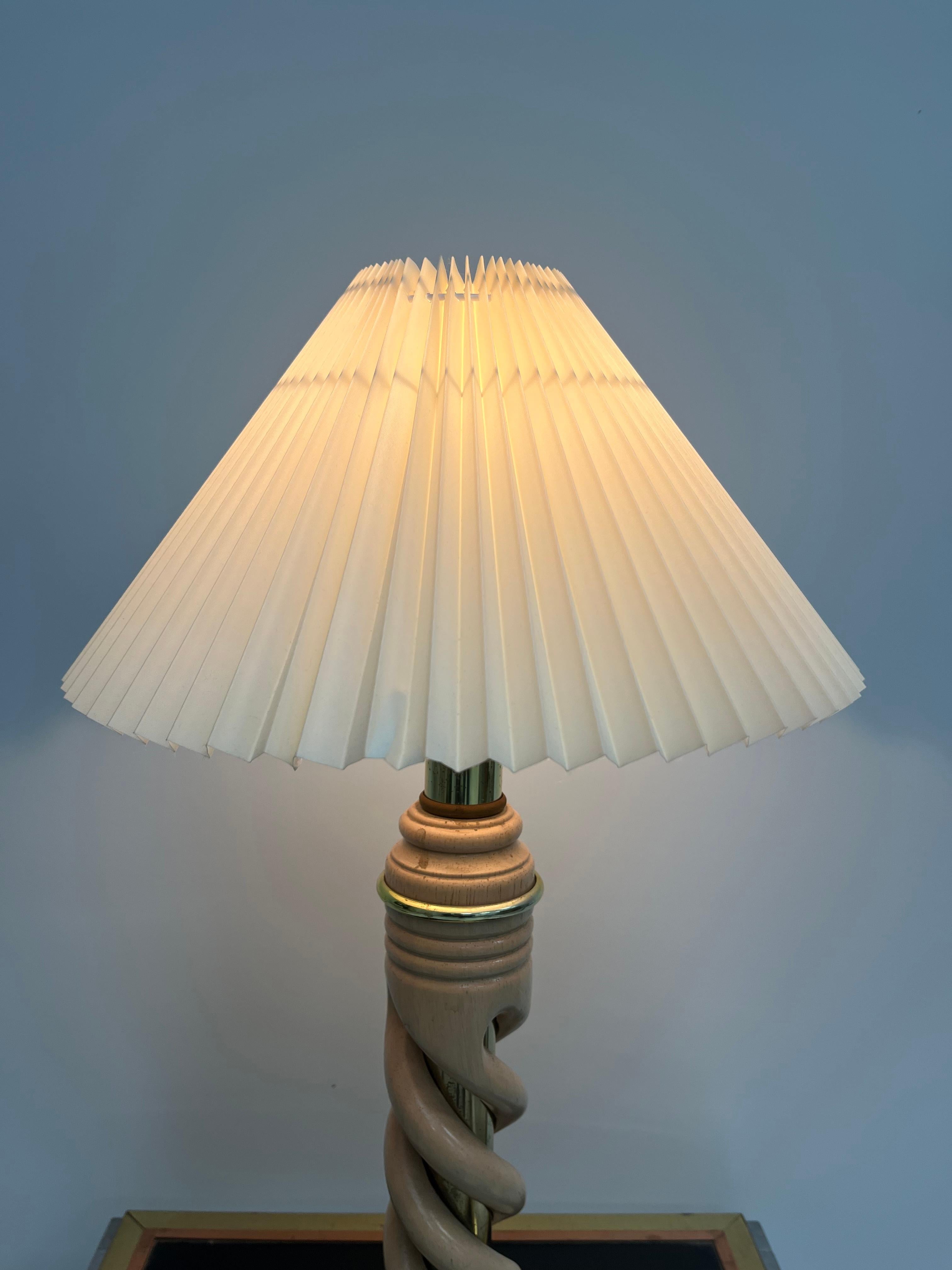 Lámpara de sobremesa de madera de abedul trenzada con detalles dorados Art Decó Revival Vintage Estadounidense en venta