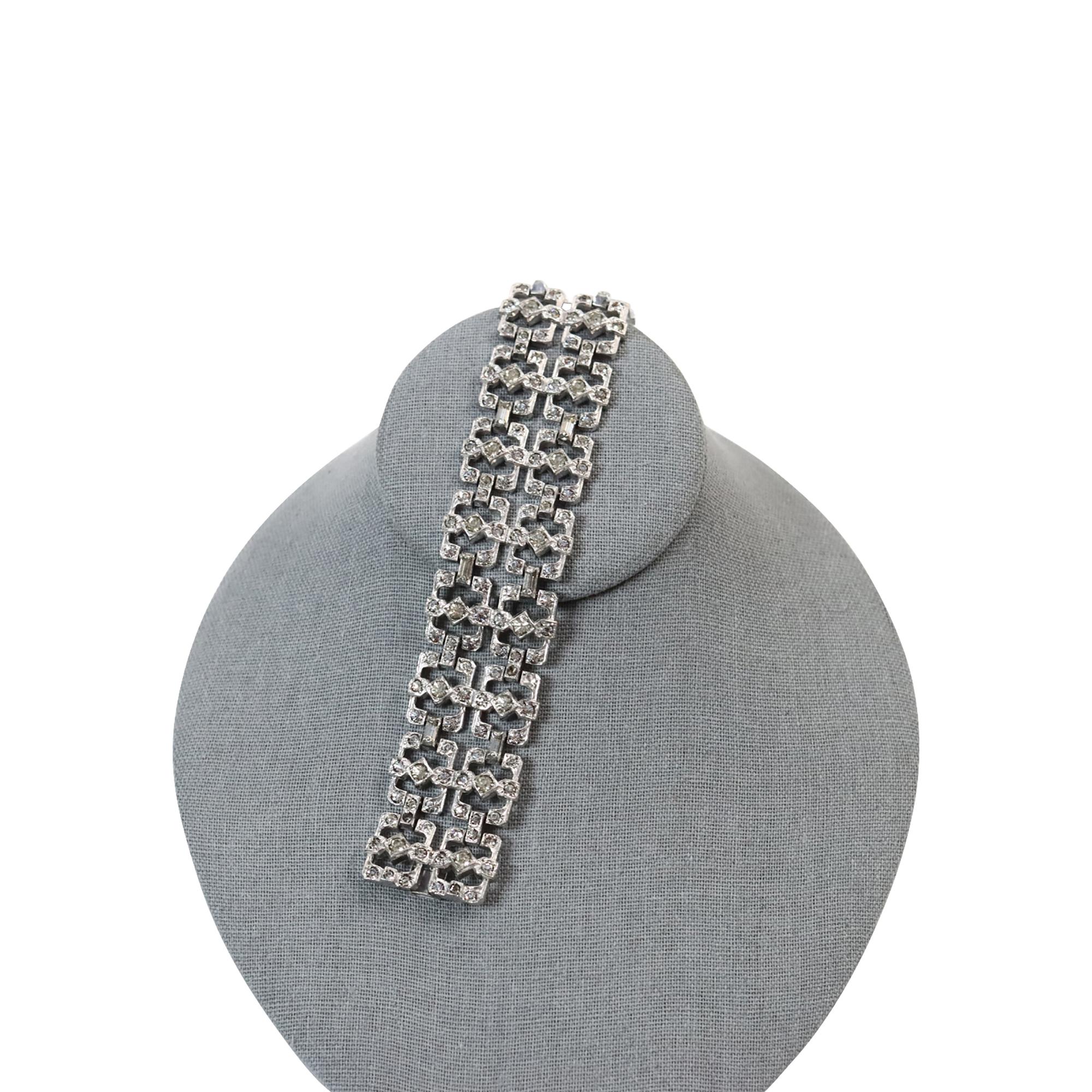 Vintage Art of Vintage Rhinestone Double Row Bracelet Circa 1960s. L'élégant bracelet est réalisé à partir d'une construction bien faite à double rangée de boîtes carrées. Des baguettes et des pierres rondes composent le bracelet. J'ai indiqué les