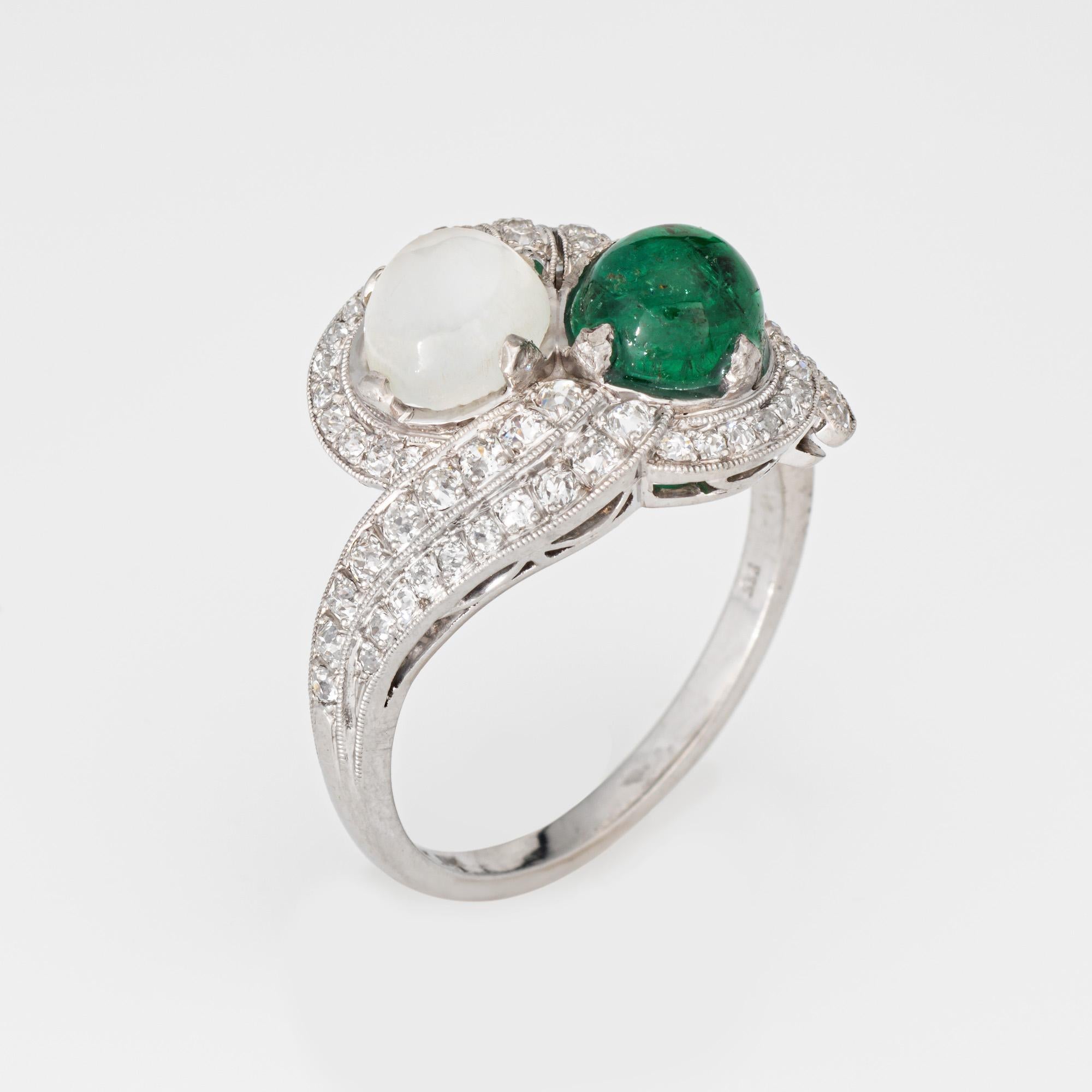 Fein gearbeiteter Vintage Art Deco Smaragd-, Mondstein- und Diamantring (ca. 1920 bis 1930) aus 900er Platin. 

Ein Smaragd im Cabochon-Schliff misst 6,5 mm und ein Mondstein 7 mm. Die Diamanten im alten europäischen Schliff haben einen geschätzten