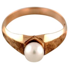 Vintage Art Deco Ring in 14 Carat Gold Adorned with Cultured Pearl, 1940s