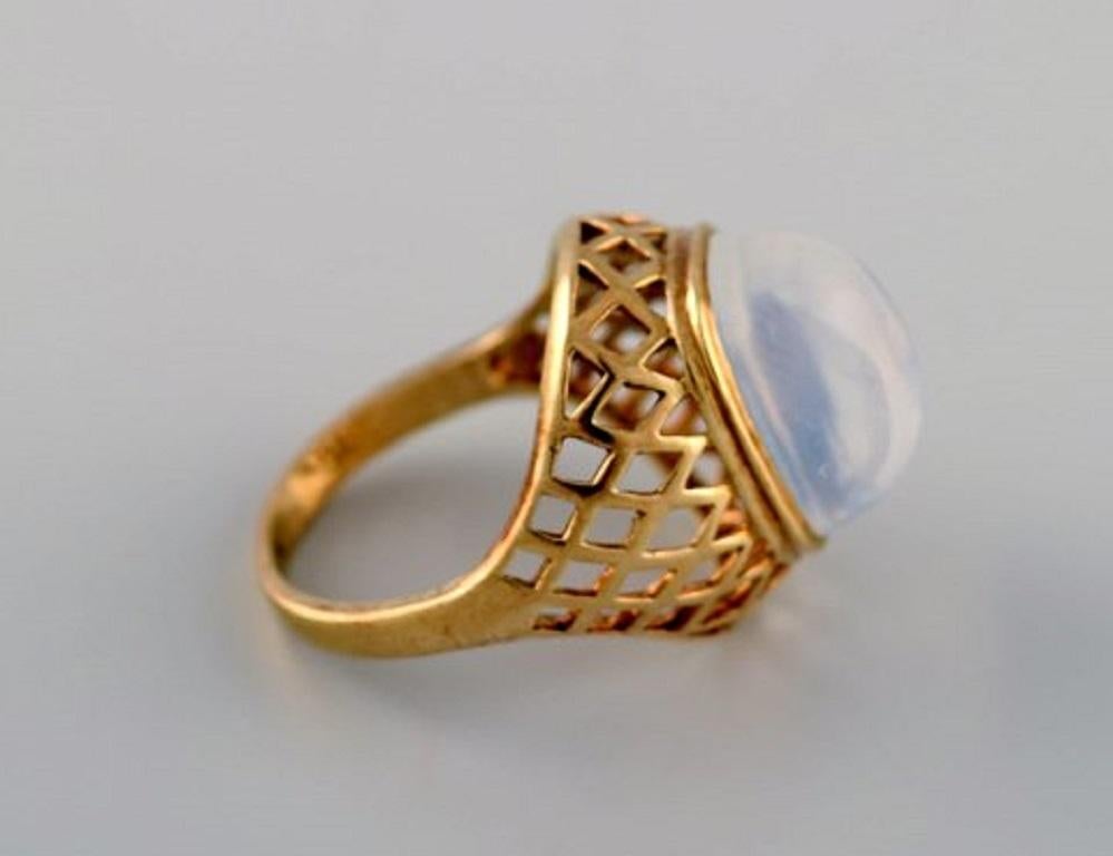 Vintage art deco ring in 14 carat gold adorned with mountain crystal. 1940's.
Diameter: 17 mm.
US size: 6.5
In very good condition.
Stamped.
In most cases we can change the size for a fee (50 USD) per ring.


