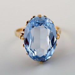 Vintage Art Deco Ring aus 8 Karat Gold mit großem hellblauem Stein verziert
