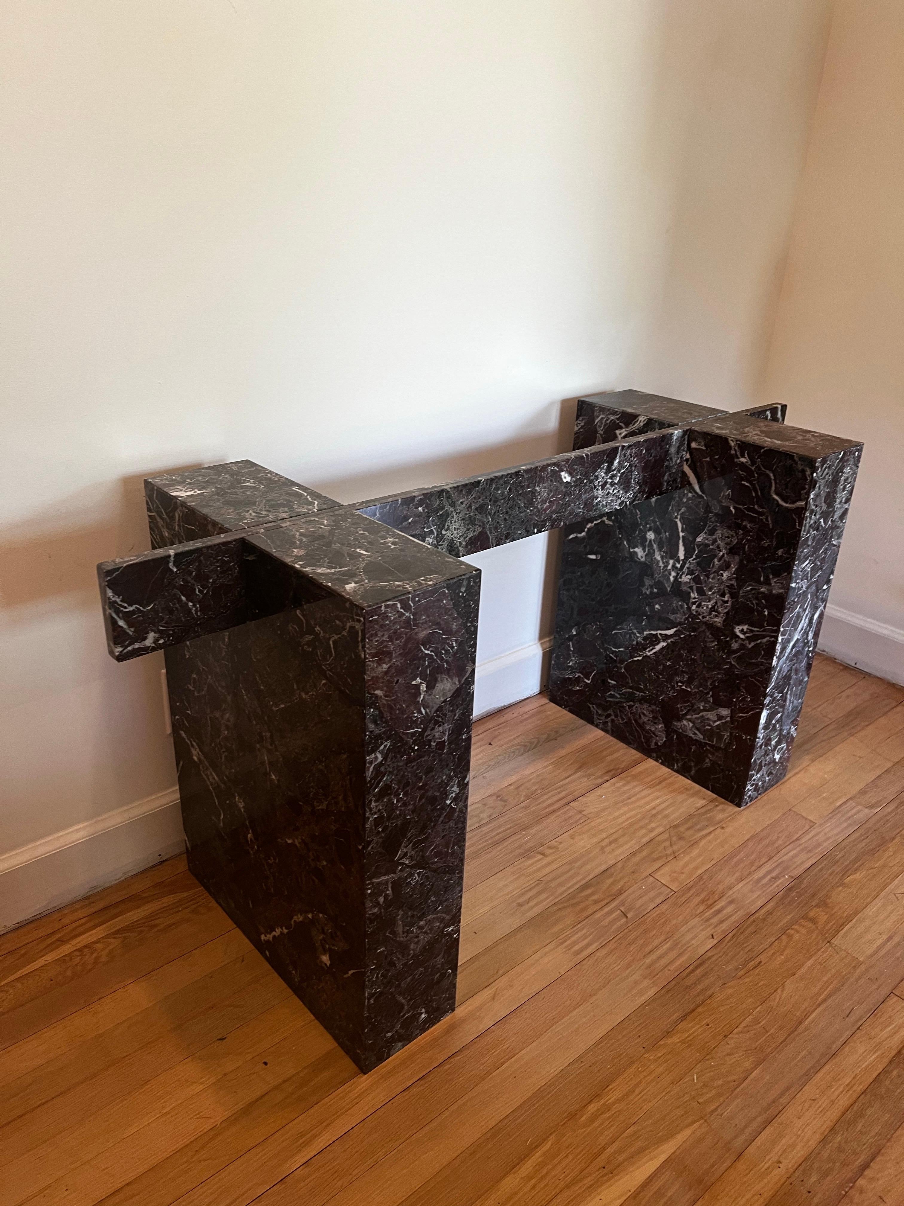 Table de salle à manger élégante et unique, de style Art déco/moderne du milieu du siècle, avec plateau en marbre Rosso Levanto.  Rouge-bordeaux foncé et veinures vertes et blanches.

Il est doté d'une longue barre sur le dessus qui s'insère dans
