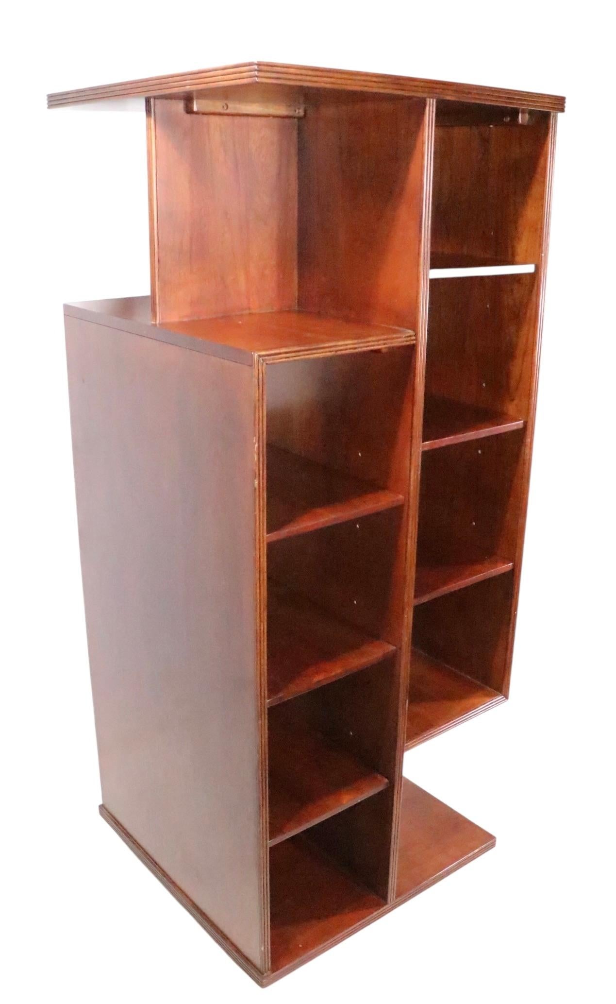 Eccezionale libreria girevole in stile Art Déco, costruita in legno massiccio, probabilmente noce, impiallacciature di noce. Il mobile è dotato di scomparti interni con ripiani regolabili. La grande cassa rettangolare è montata su uno zoccolo a