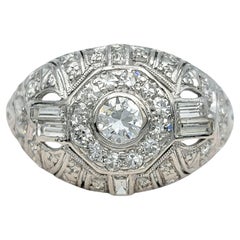 Anillo de cóctel vintage Art Déco con cúpula de diamantes redondos y baguettes en platino