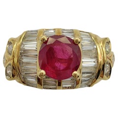 Vintage Art Deco Rund geschliffener Rubin-Ring mit spitz zulaufendem Baguette-Diamant aus 20 Karat Gelbgold