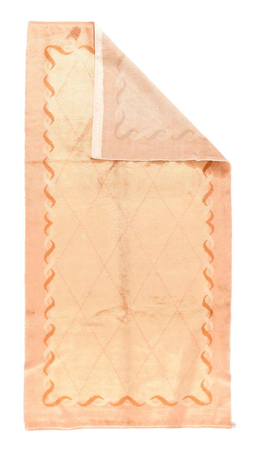 Tappeto Vintage Art Deco 5'3'' x 9'10''. Questo tappeto vintage europeo lungo presenta un campo beige ecru, con un sottile reticolo a losanghe, orlato da un bordo arabescato in bianco e ruggine. Trama moderatamente grossolana. Sul cotone.