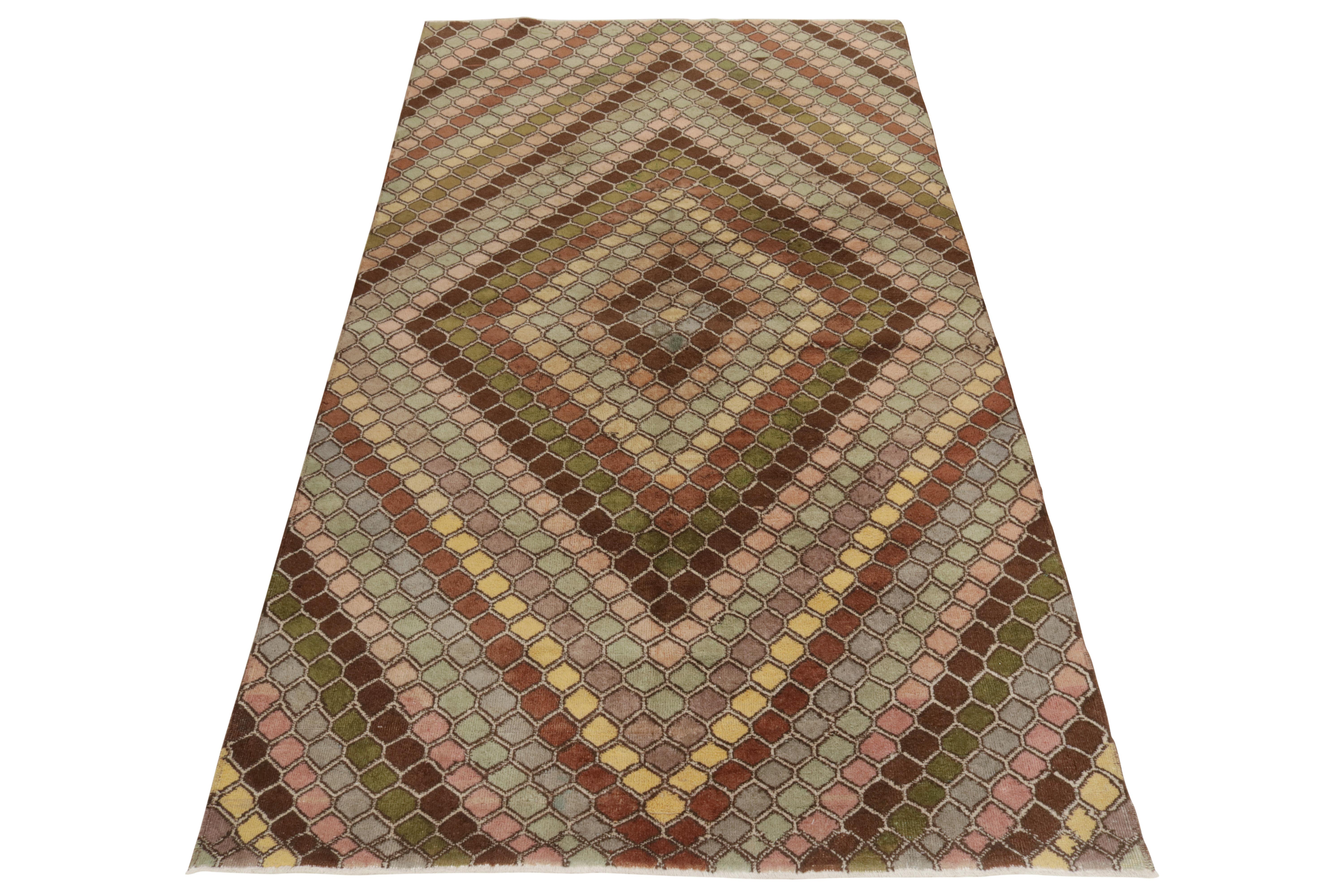From Rug & Kilim’s Mid century Pasha collection, a 1960s piece celebrating the works of a bold designer from Turkey. Exemplifying the artist’s renowned take on Art Deco sensibilities, this full pile piece relishes an all over honeycomb lattice