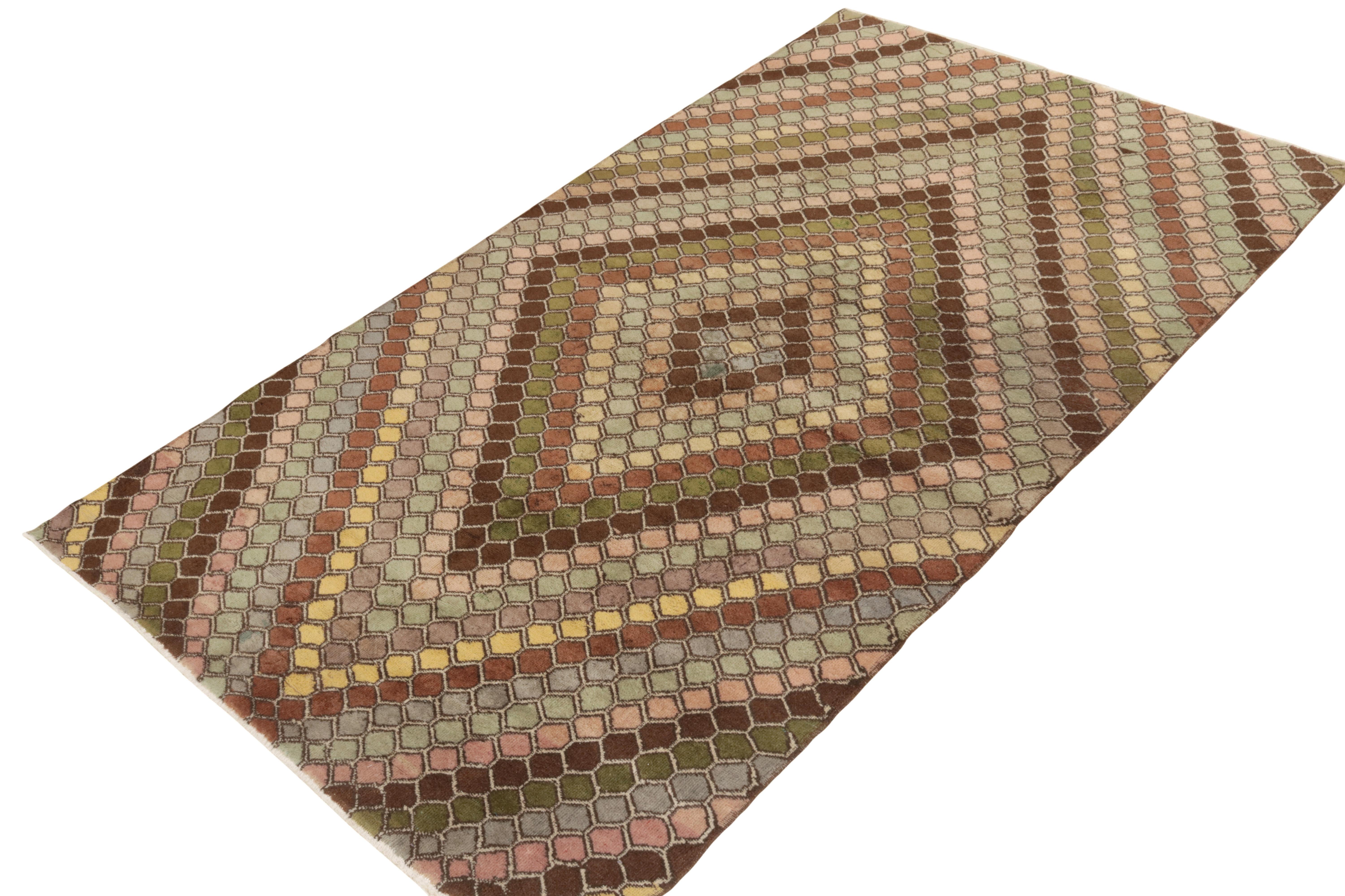 Vintage-Art-déco-Teppich im Vintage-Stil mit beige-braunem, rosa und blauem Diamantmuster von Teppich & Kelim (Art déco) im Angebot