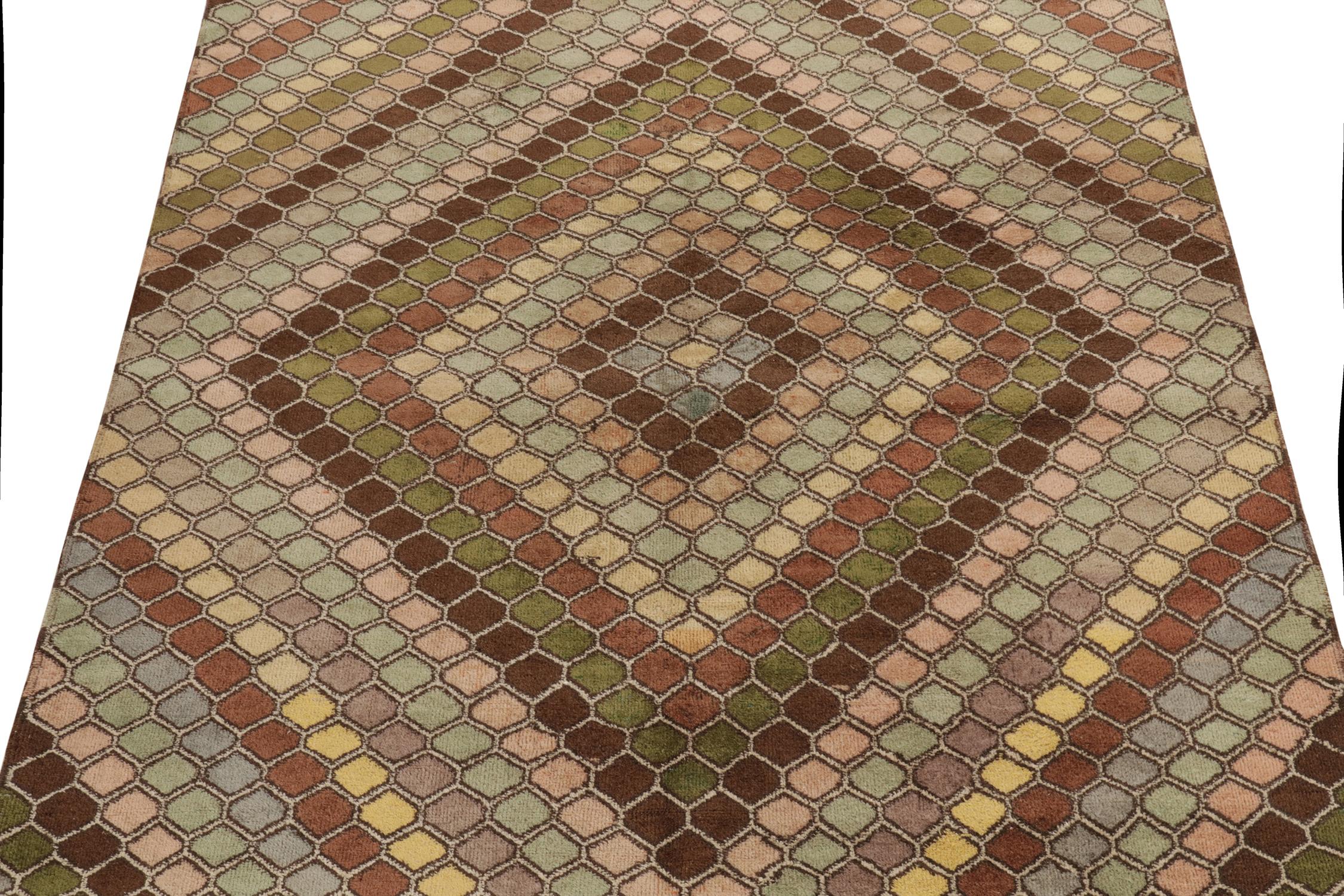 Vintage-Art-déco-Teppich im Vintage-Stil mit beige-braunem, rosa und blauem Diamantmuster von Teppich & Kelim (Indisch) im Angebot