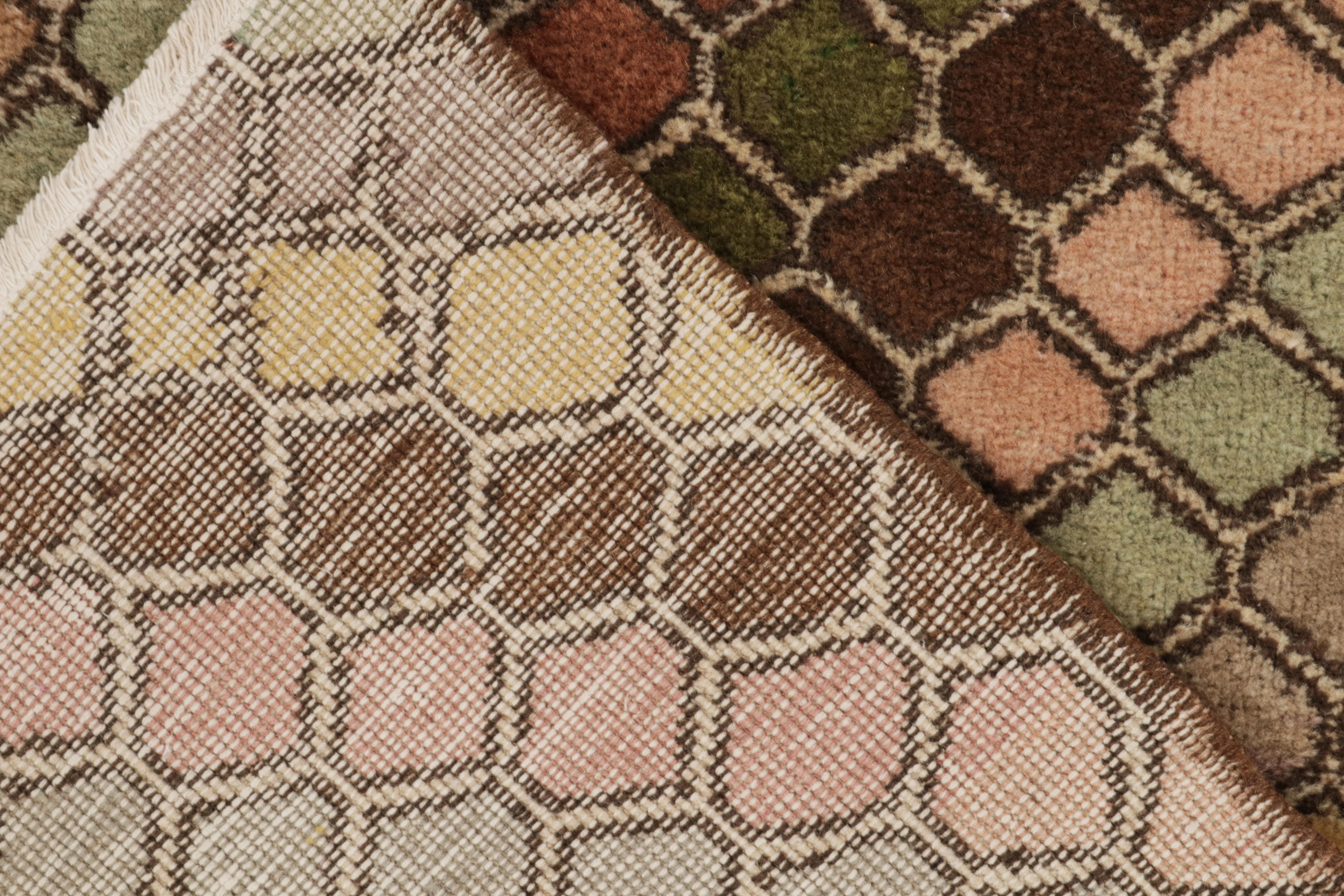 Vintage-Art-déco-Teppich im Vintage-Stil mit beige-braunem, rosa und blauem Diamantmuster von Teppich & Kelim im Zustand „Gut“ im Angebot in Long Island City, NY