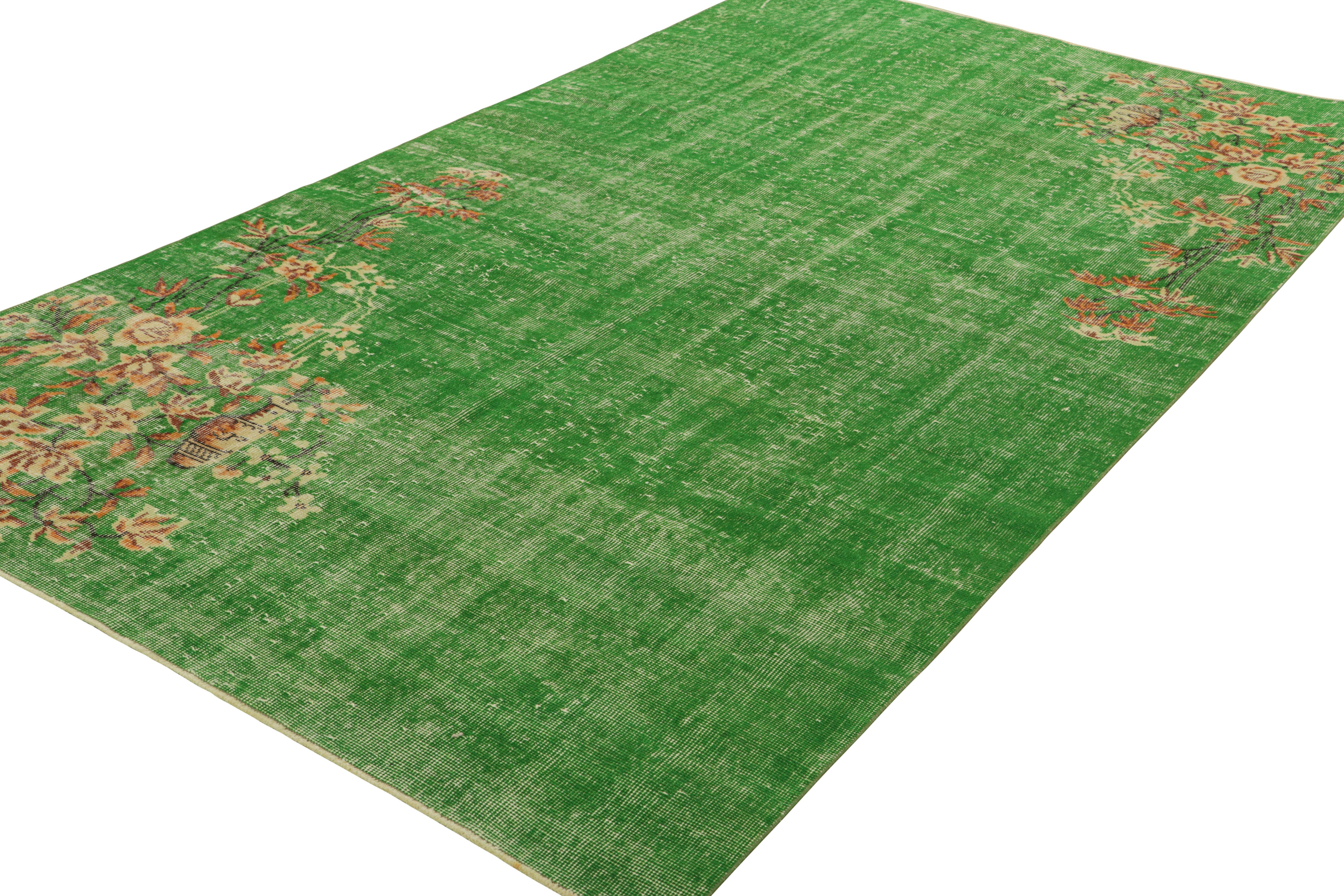 Alfombra Art Déco Vintage Verde con Motivos Florales Beige-Marrón  Rug & Kilim Turco en venta