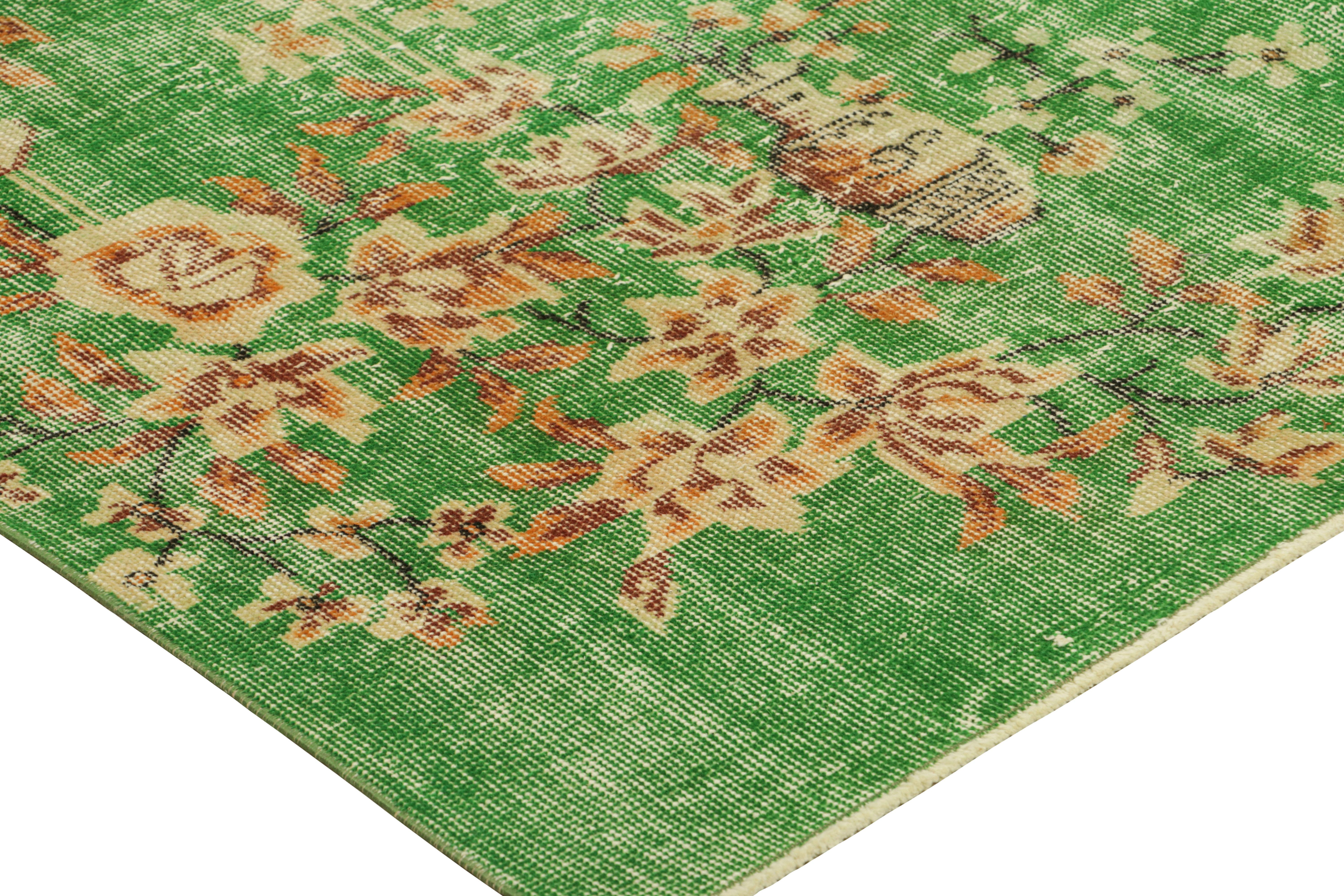 Alfombra Art Déco Vintage Verde con Motivos Florales Beige-Marrón  Rug & Kilim en Bueno estado para la venta en Long Island City, NY