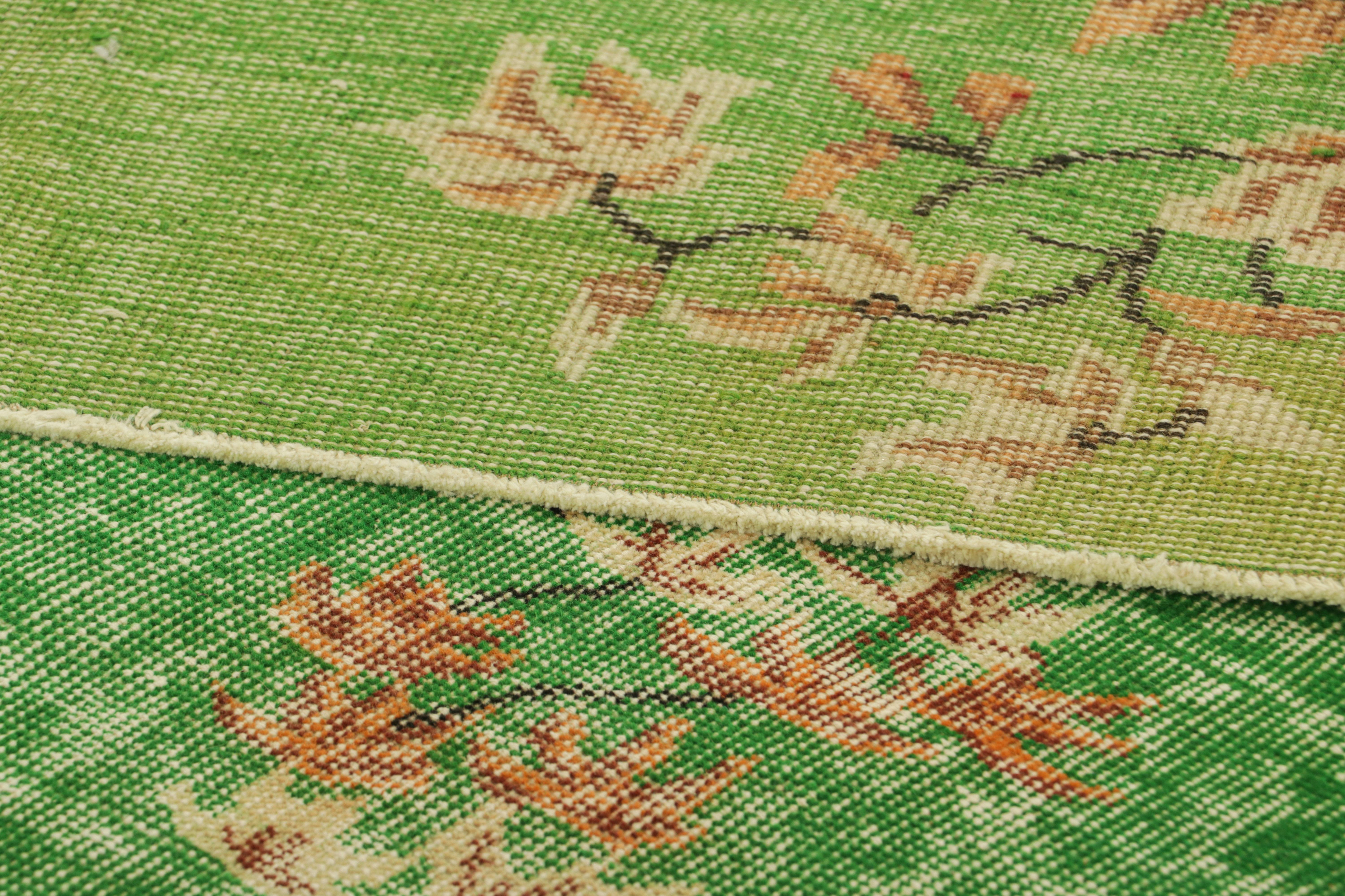 Alfombra Art Déco Vintage Verde con Motivos Florales Beige-Marrón  Rug & Kilim mediados del siglo XX en venta