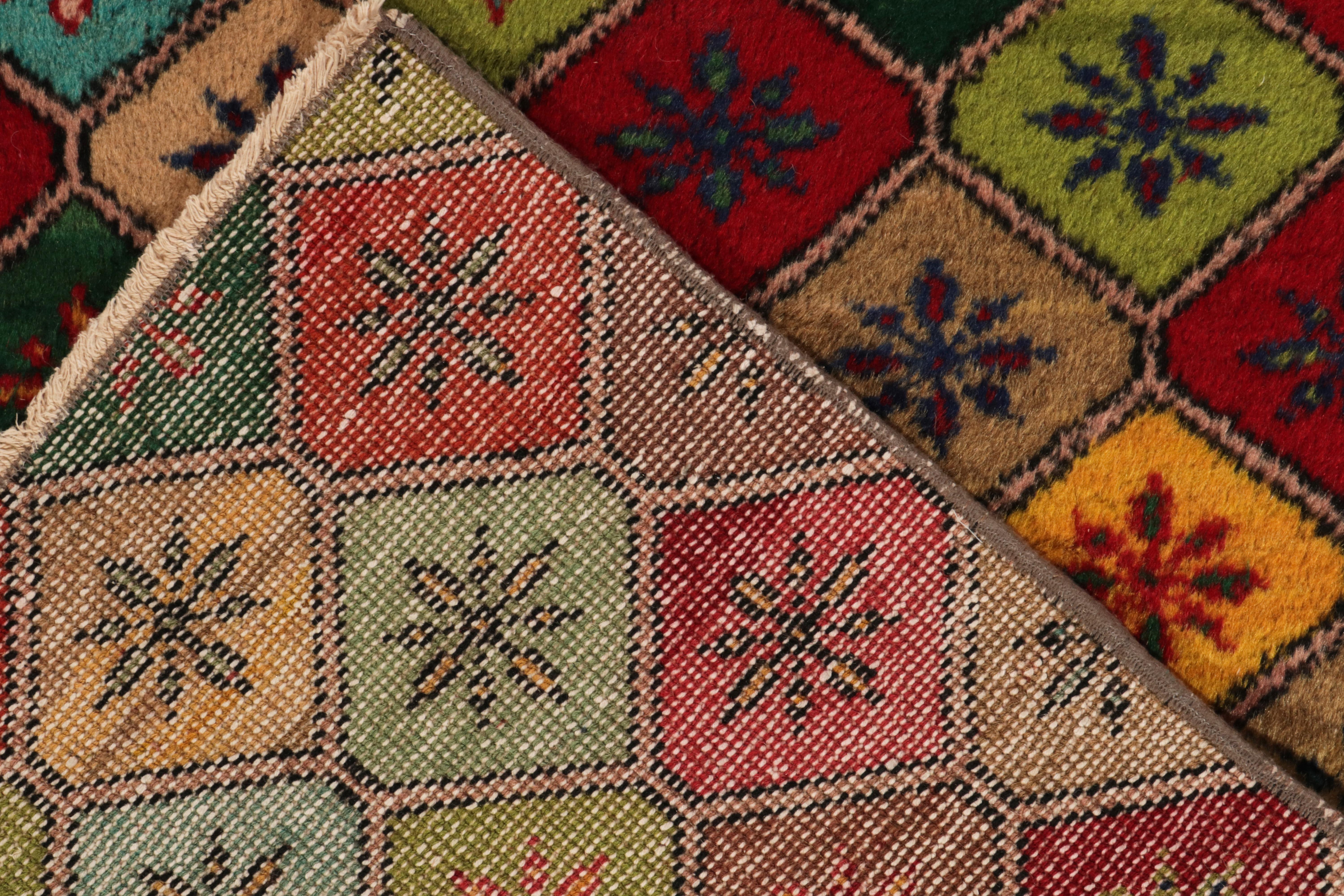 Vintage-Art-déco-Läufer mit mehrfarbigem, floralem geometrischem Muster von Teppich & Kelim, Vintage im Zustand „Gut“ im Angebot in Long Island City, NY