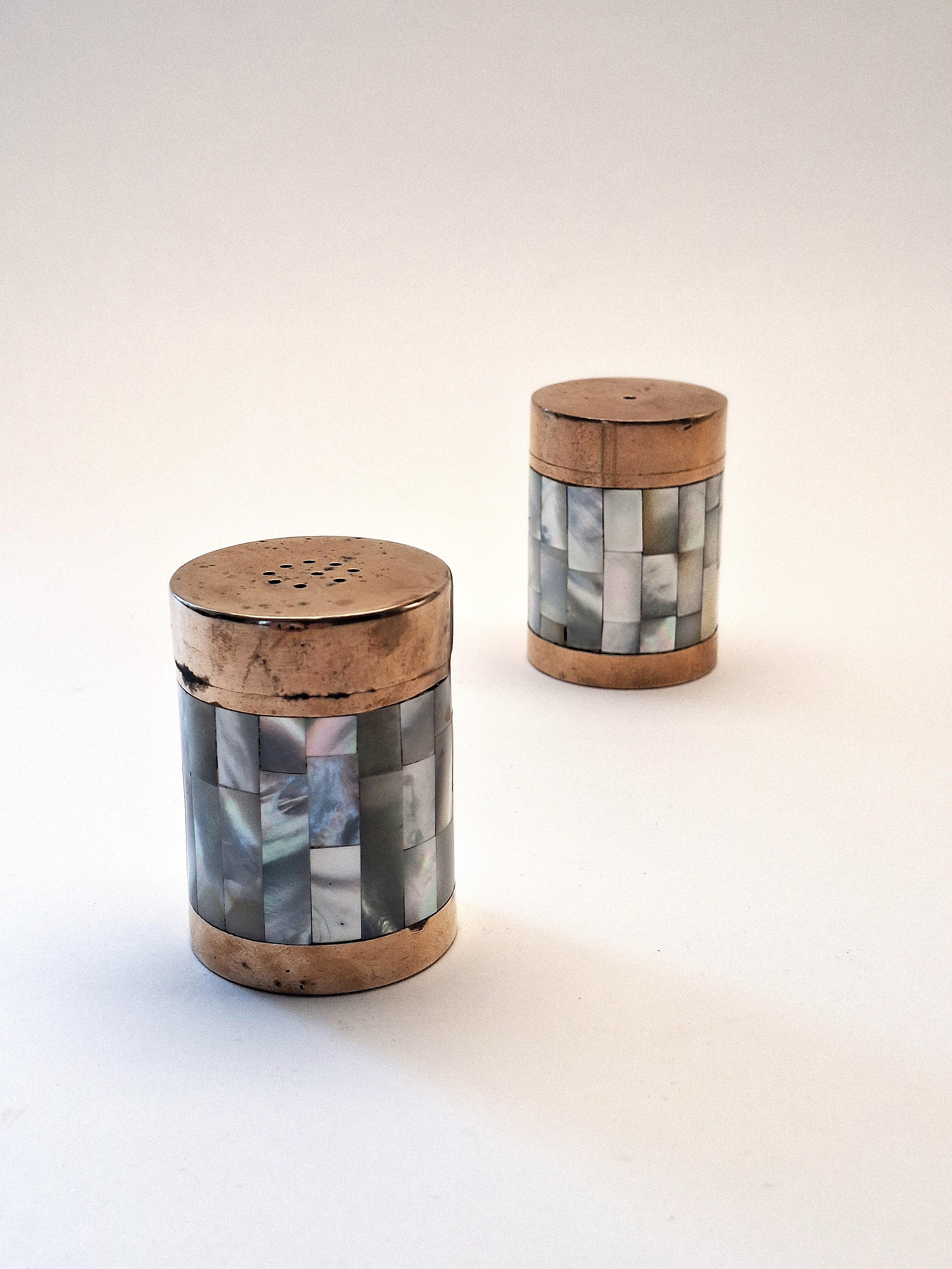 Salero y Pimentero Art Decó Vintage - Latón y Nácar, años 1930-1950 en Bueno estado para la venta en Ljubljana, SI