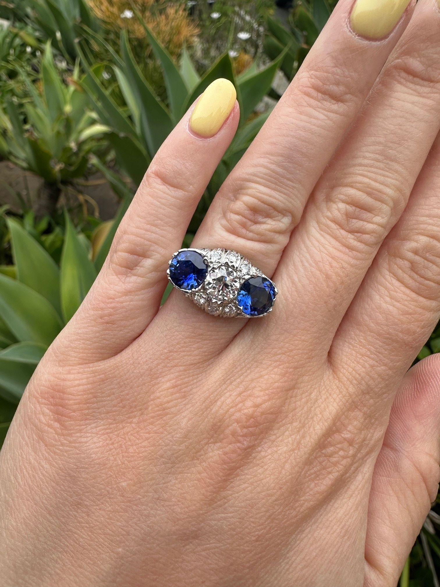 Bague Art déco vintage à 3 pierres en platine avec saphir et diamants en vente 1