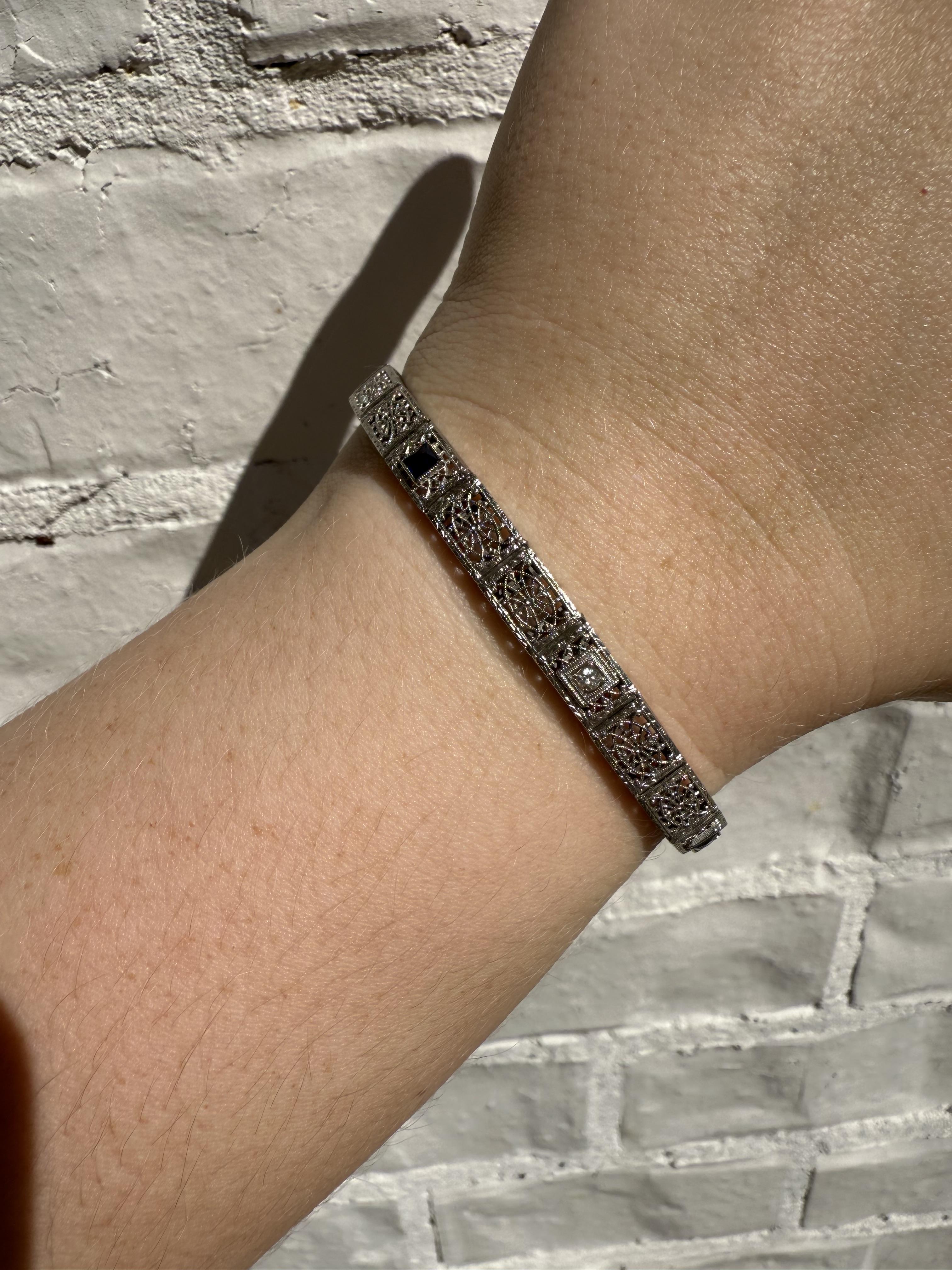 Nous aimons toujours les bracelets vintage comme celui-ci !
Un tel niveau de détail dans chaque lien !

Détails du bracelet
MATERIAL : Base en or blanc 14K / Dessus en platine
Époque : Art déco 1920 - 1940
Largeur du bracelet : 6,3 mm
Poids : 12.0