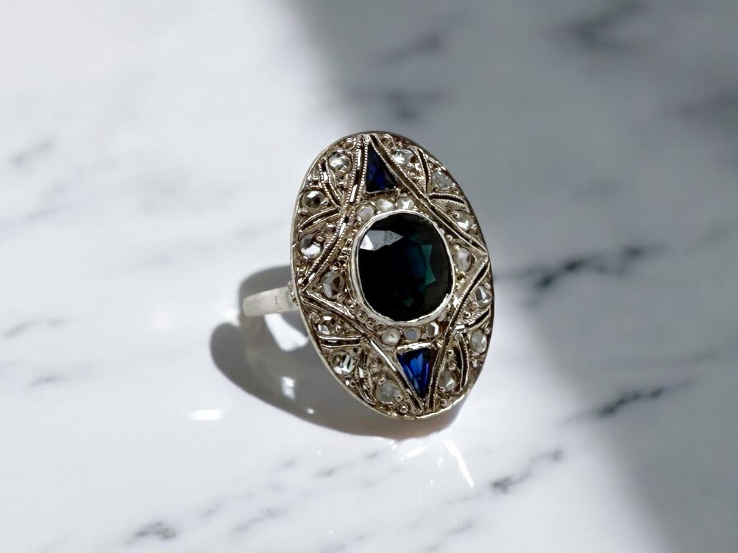 Siamo scioccati e innamorati di questa bellezza vintage!

Dettagli dell'anello
Materiale: Platino
Epoca: Art Deco 1920 - 1940
Lunghezza della testa: 20,8 mm
Larghezza della testa: 14,6 mm
Altezza della testa: 6 mm
Larghezza del gambo: rastremato a