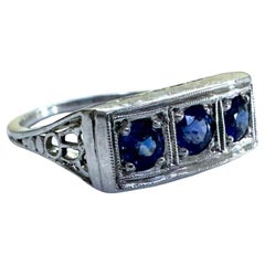 Anello vintage Art Deco con zaffiro e tre pietre in oro bianco 18 carati