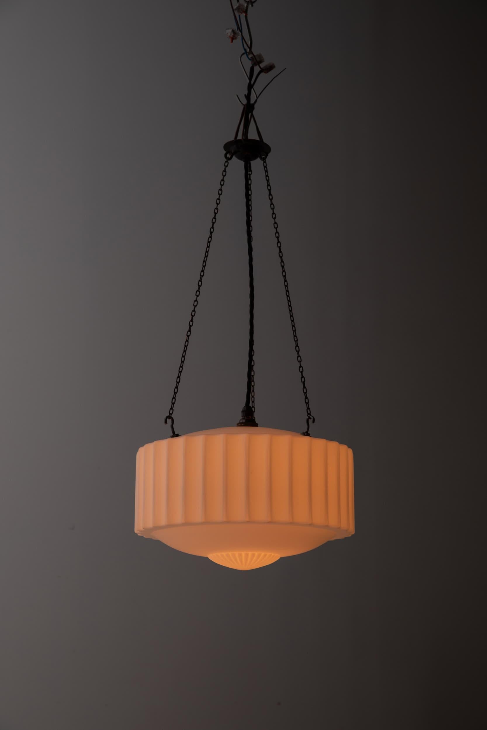 Lámpara colgante vintage Art Decó de cristal opalino satinado, c.1930 en Bastante bueno estado para la venta en London, GB