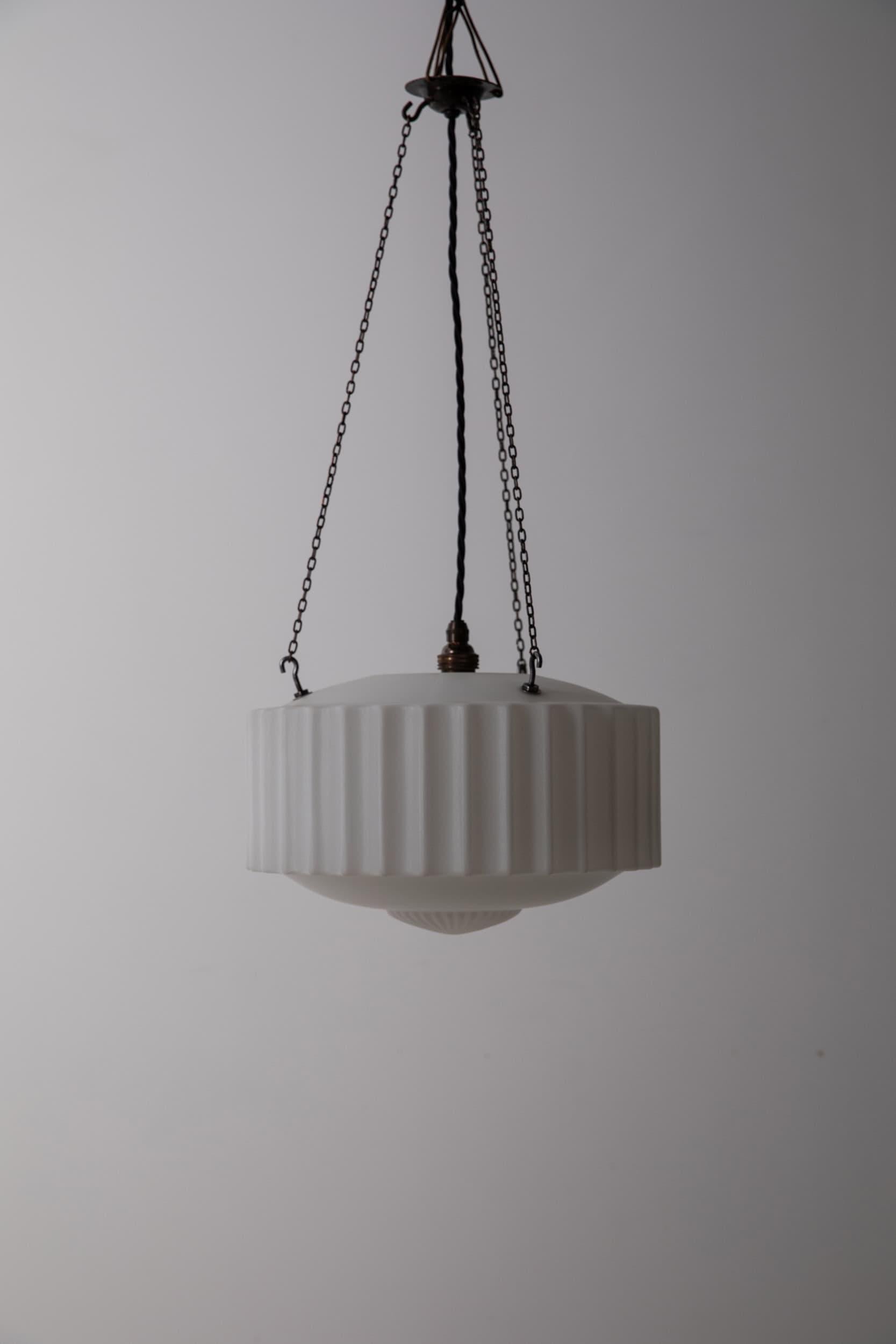 Lámpara colgante vintage Art Decó de cristal opalino satinado, c.1930 en venta 1