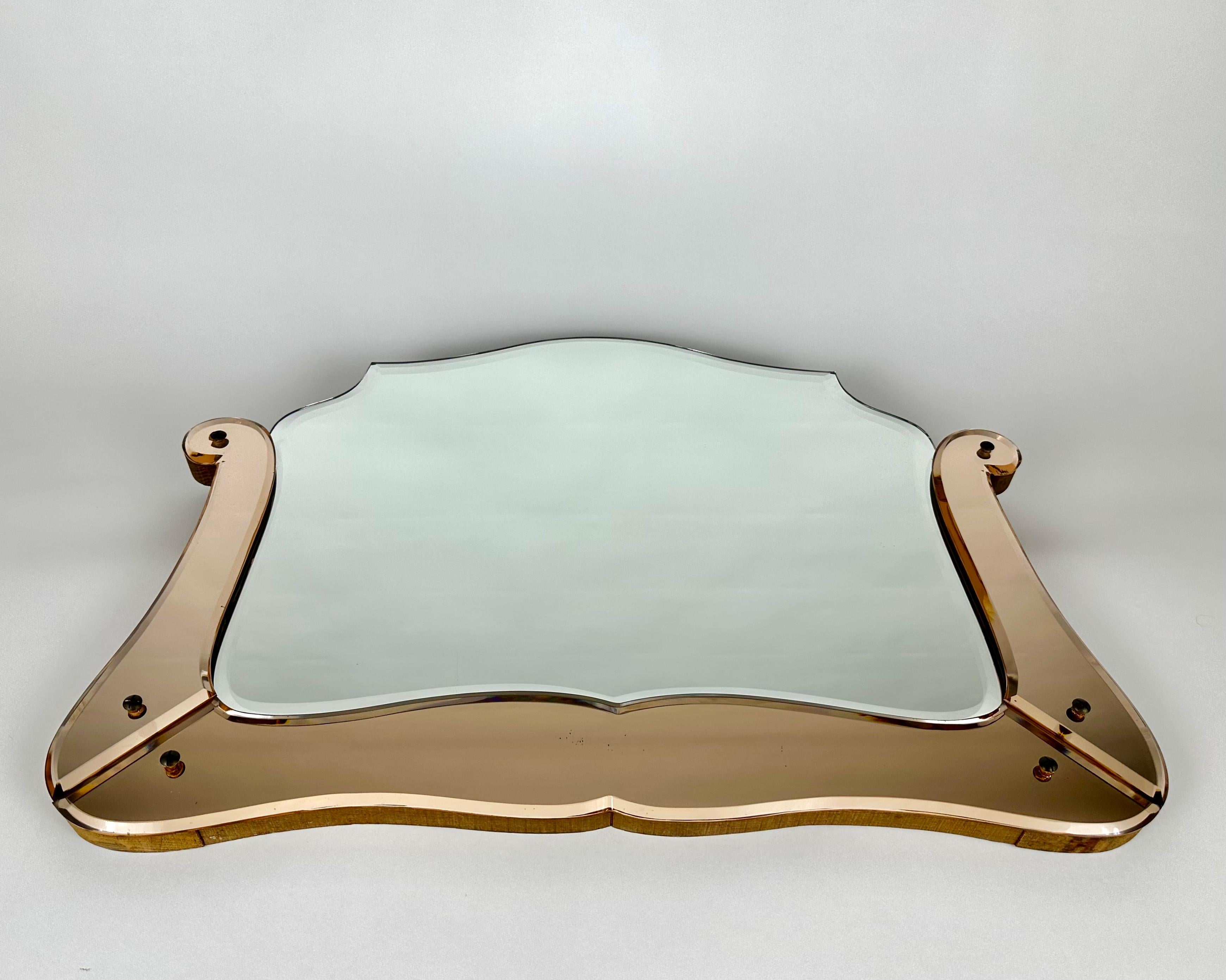 Verre biseauté Vanity Dresser Hallway Mirror.

Cet extraordinaire miroir exquis a été fabriqué au 20e siècle.

Avec sa forme géométrique épurée et sa construction impeccable, ce miroir s'intègre parfaitement à tous les styles d'intérieur, du