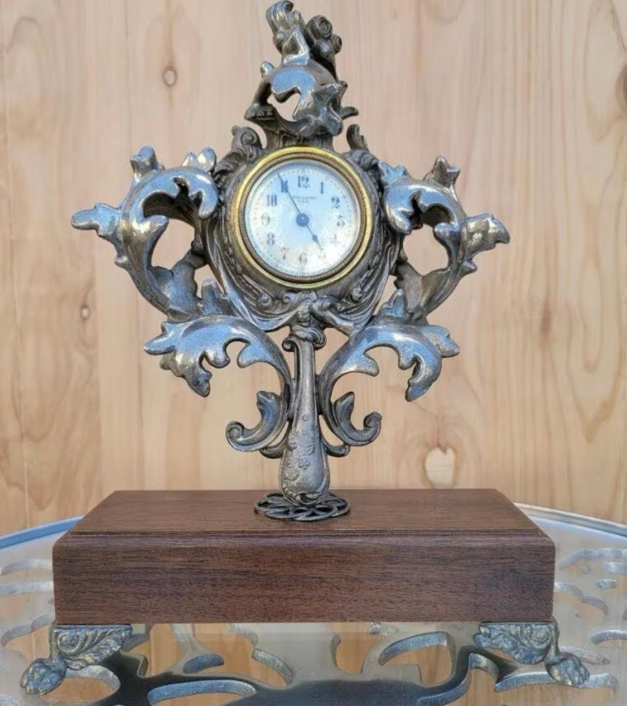 Fait main Pendule de bureau/horloge de cheminée de collection Art déco vintage en argent sculpté de New Haven en vente