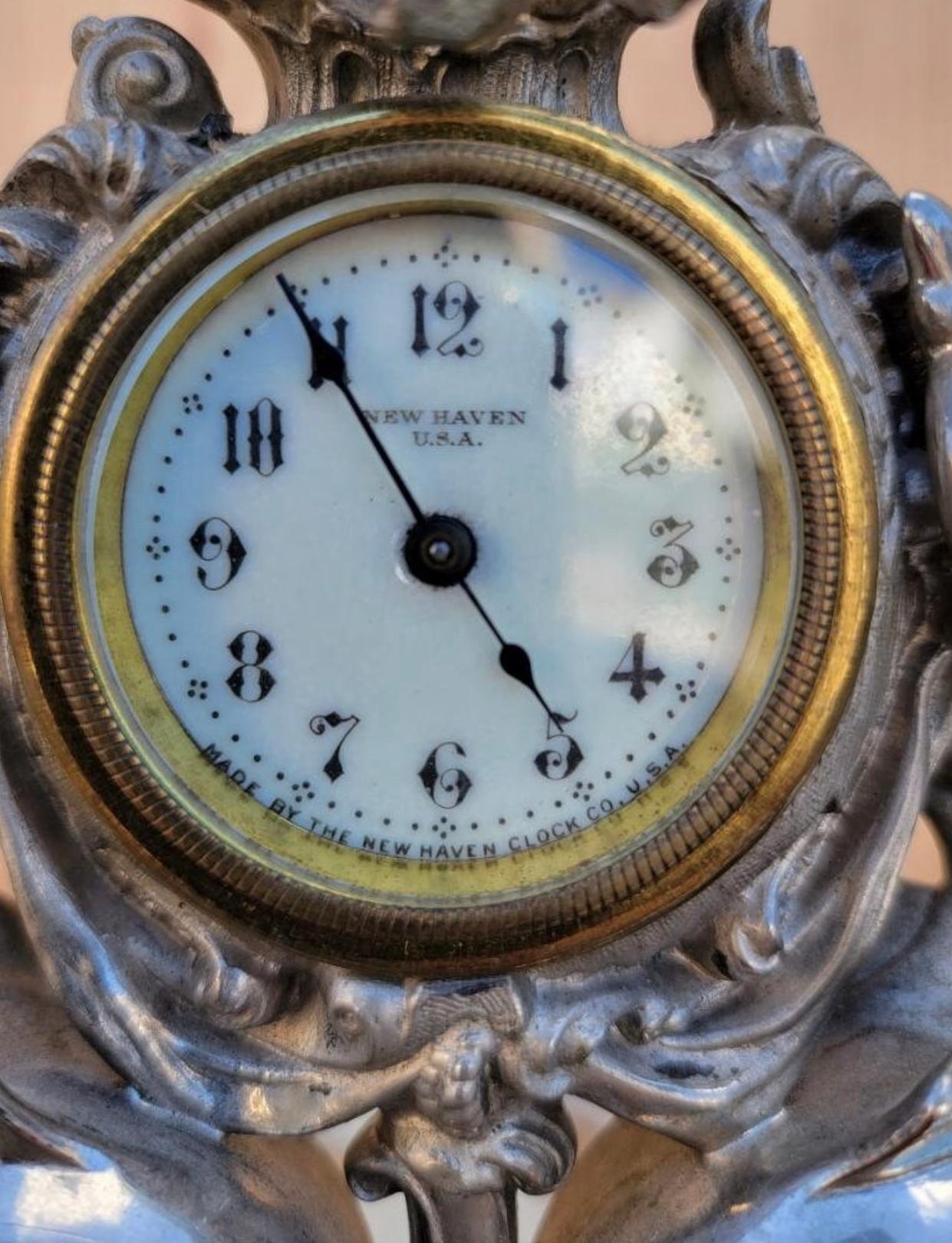 Pendule de bureau/horloge de cheminée de collection Art déco vintage en argent sculpté de New Haven Bon état - En vente à Chicago, IL