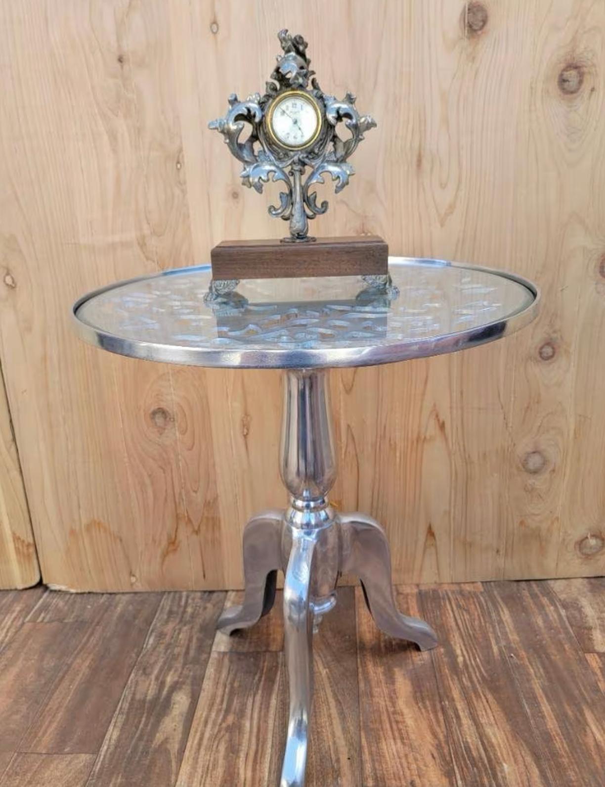 20ième siècle Pendule de bureau/horloge de cheminée de collection Art déco vintage en argent sculpté de New Haven en vente