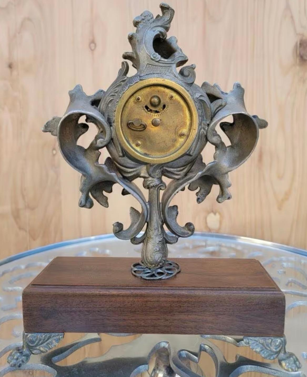 Laiton Pendule de bureau/horloge de cheminée de collection Art déco vintage en argent sculpté de New Haven en vente