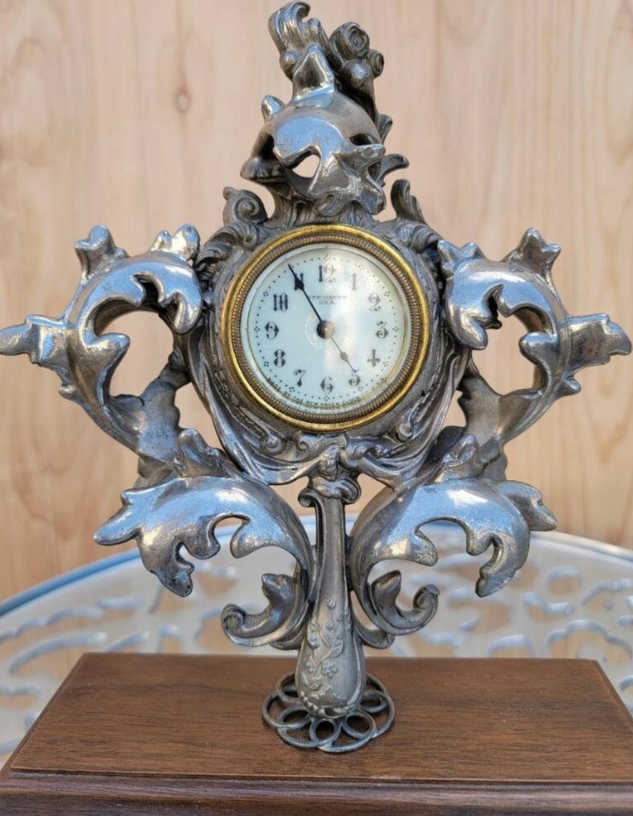 Pendule de bureau/horloge de cheminée de collection Art déco vintage en argent sculpté de New Haven en vente 1