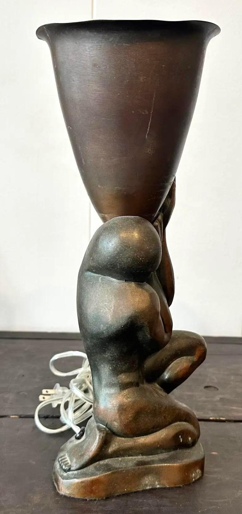 Lampada in rame scultorea d'epoca Art of Vintage di un uomo In condizioni buone in vendita a West Palm Beach, FL