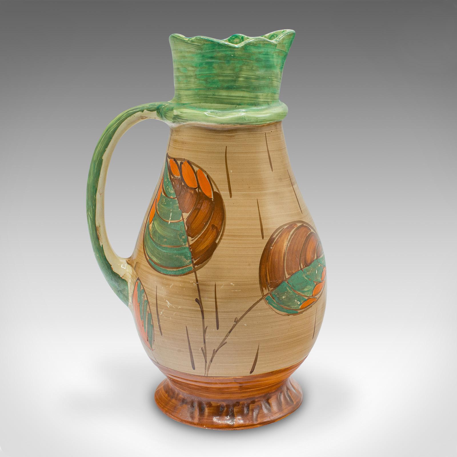 
Se trata de una jarra de servir Art Decó vintage. Jarrón de cerámica inglés de principios del siglo XX, hacia 1930.

Encantadora jarra con atractivo sabor Art Déco pintada a mano
Muestra una deseable pátina envejecida en toda su superficie
Cerámica