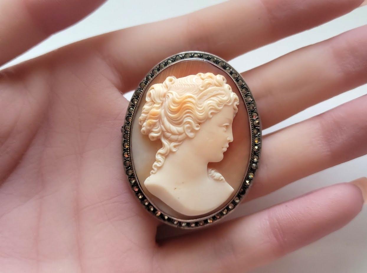 Women's or Men's Vintage Art Deco Shell Cameo Brooch Young Lady For Sale