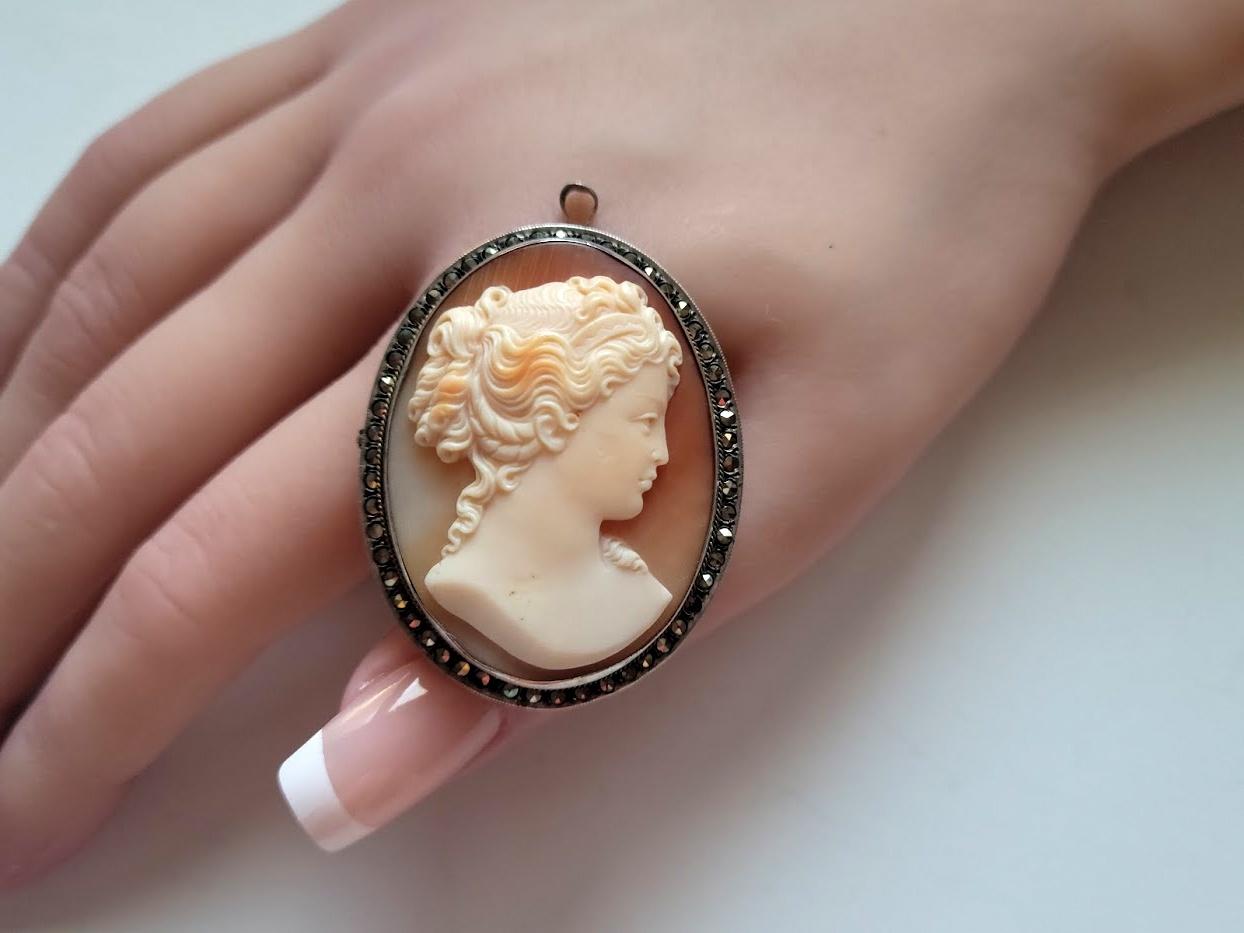 Vintage Art Deco Shell Cameo Brooch Young Lady For Sale 1